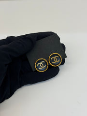 Orecchini Vintage Chanel con Fondo Nero e Logo Dorato in Rilievo