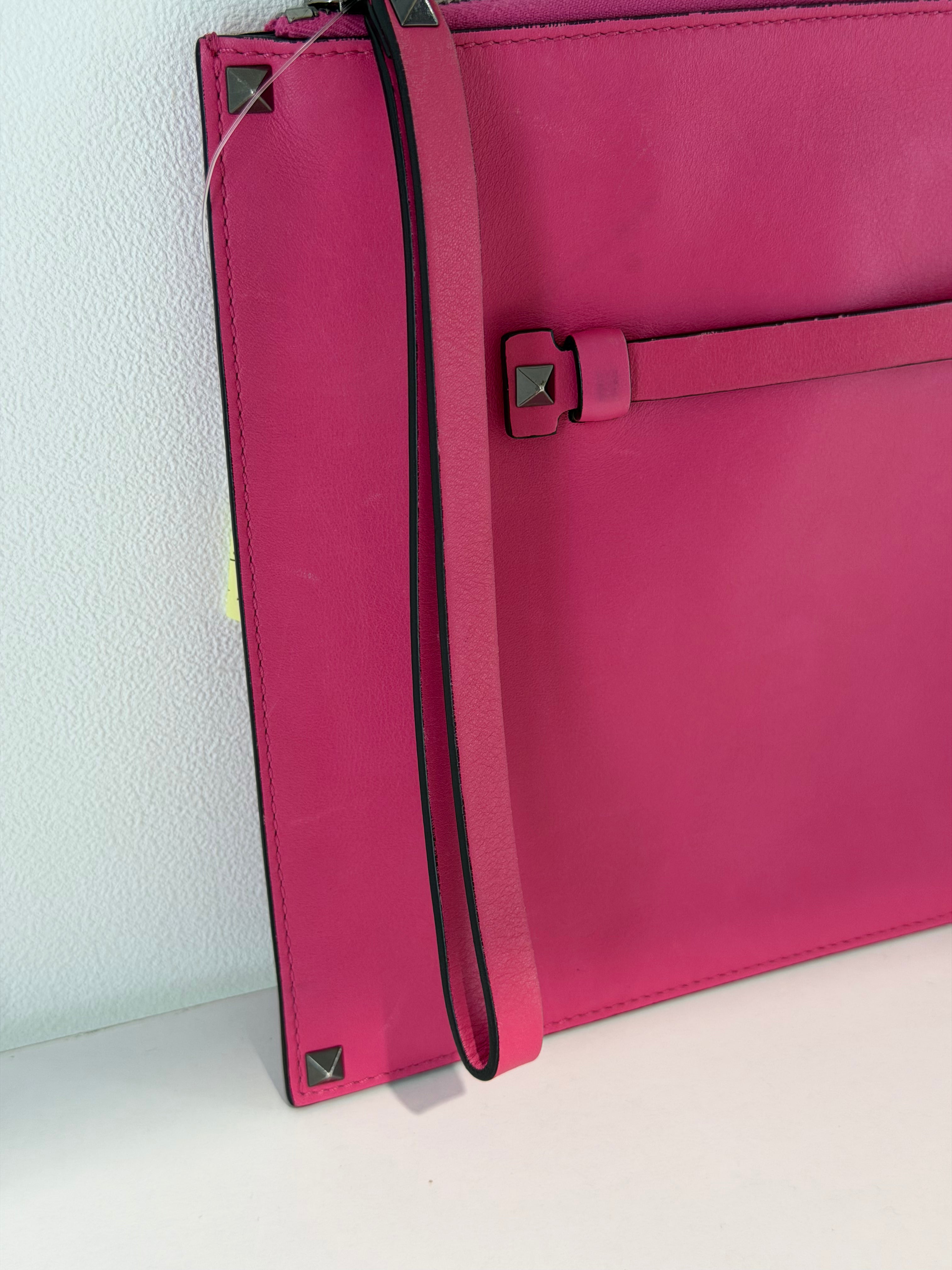 Pochette in Pelle Fucsia di Valentino Garavani