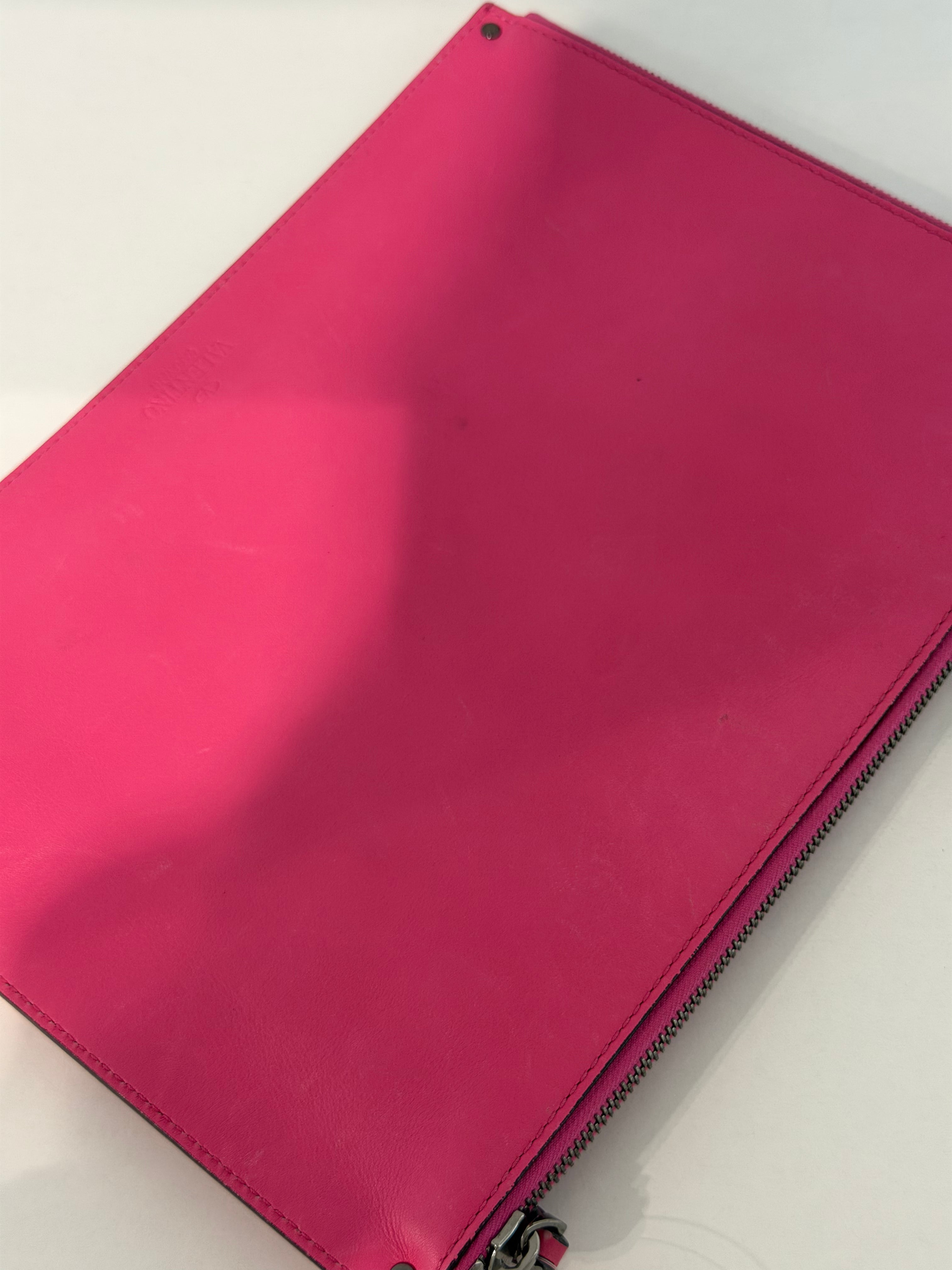 Pochette in Pelle Fucsia di Valentino Garavani
