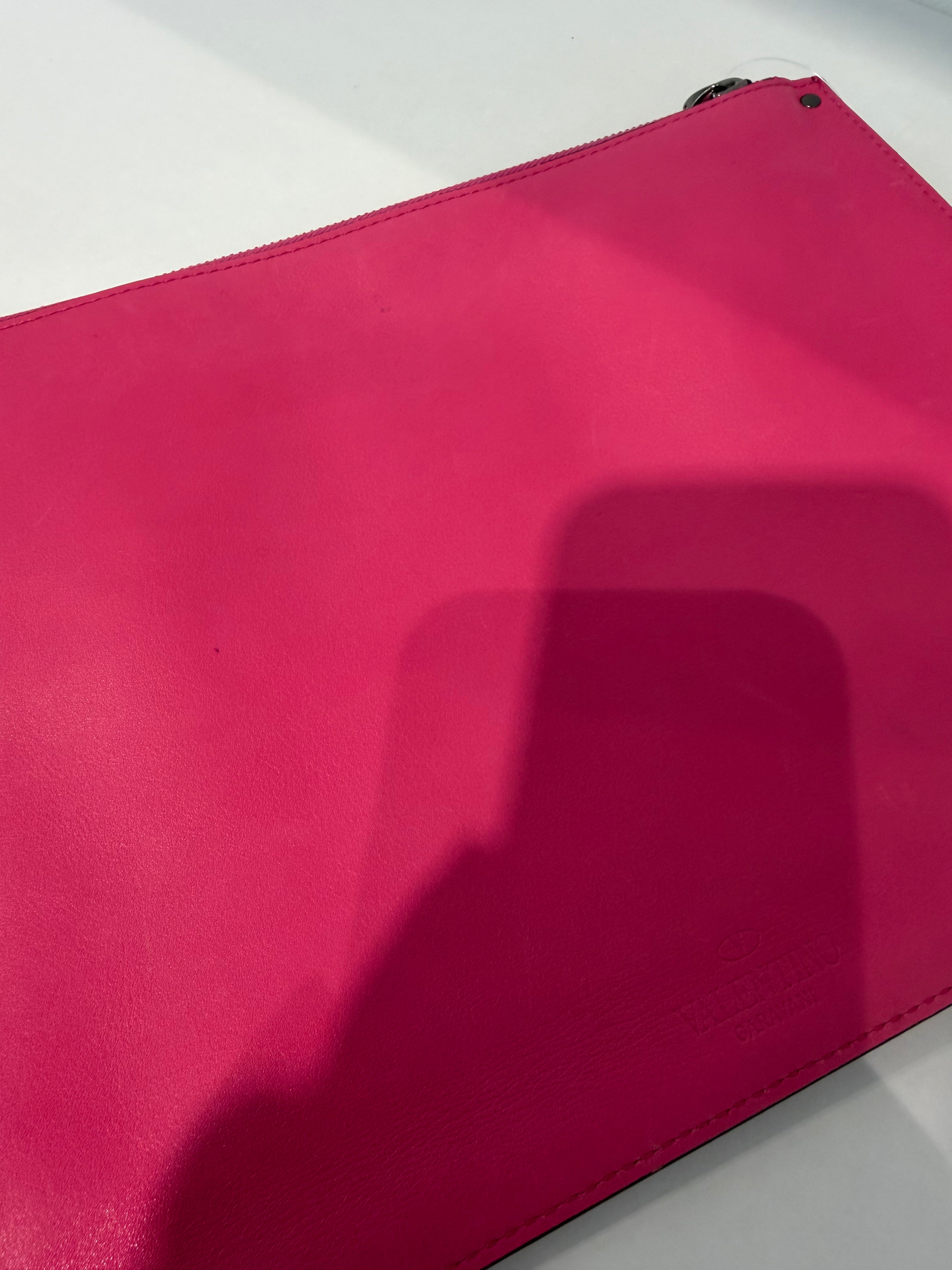 Pochette in Pelle Fucsia di Valentino Garavani