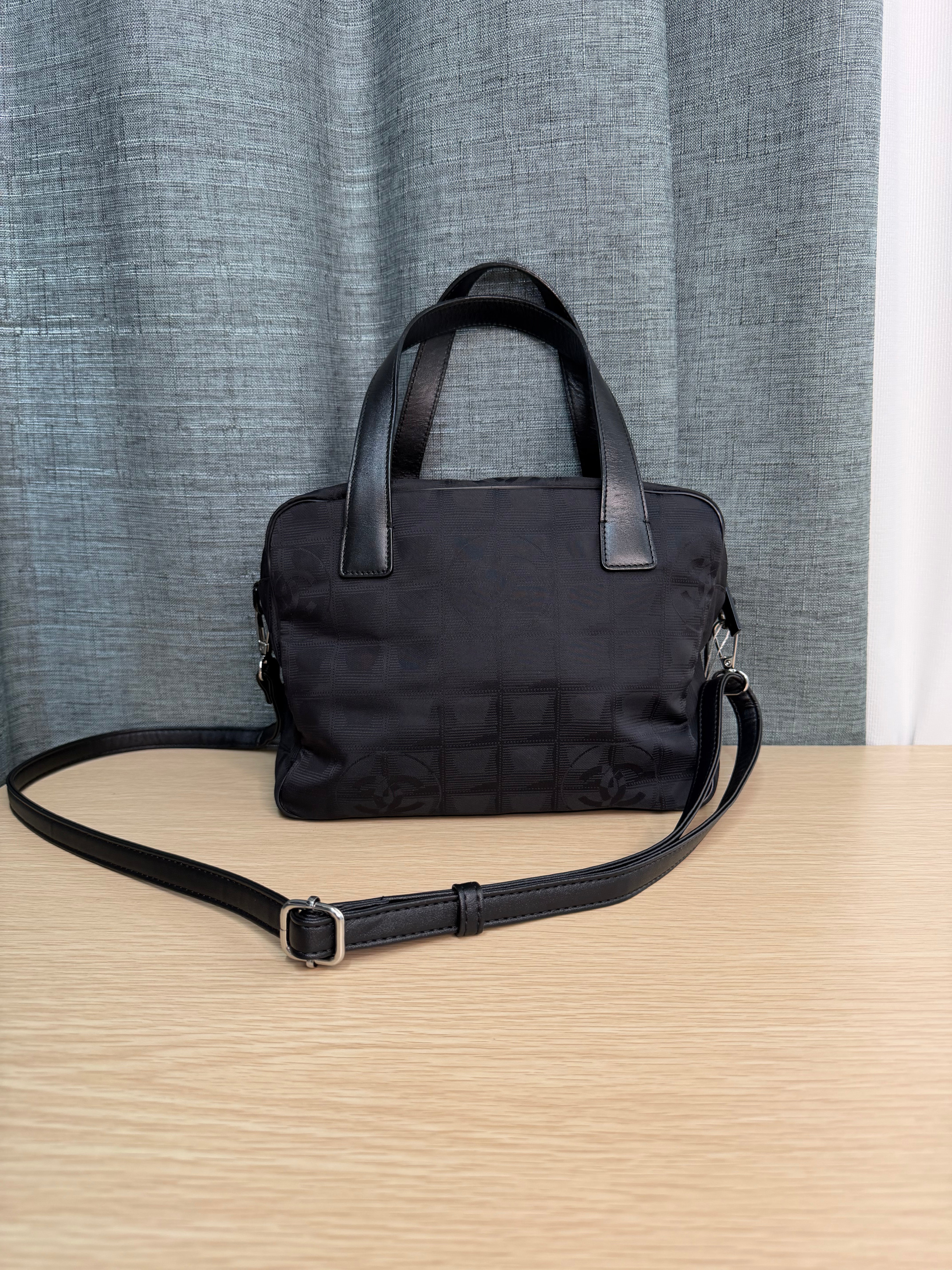 Borsa Chanel New Travel Line in Nylon nero con Tracolla Regolabile
