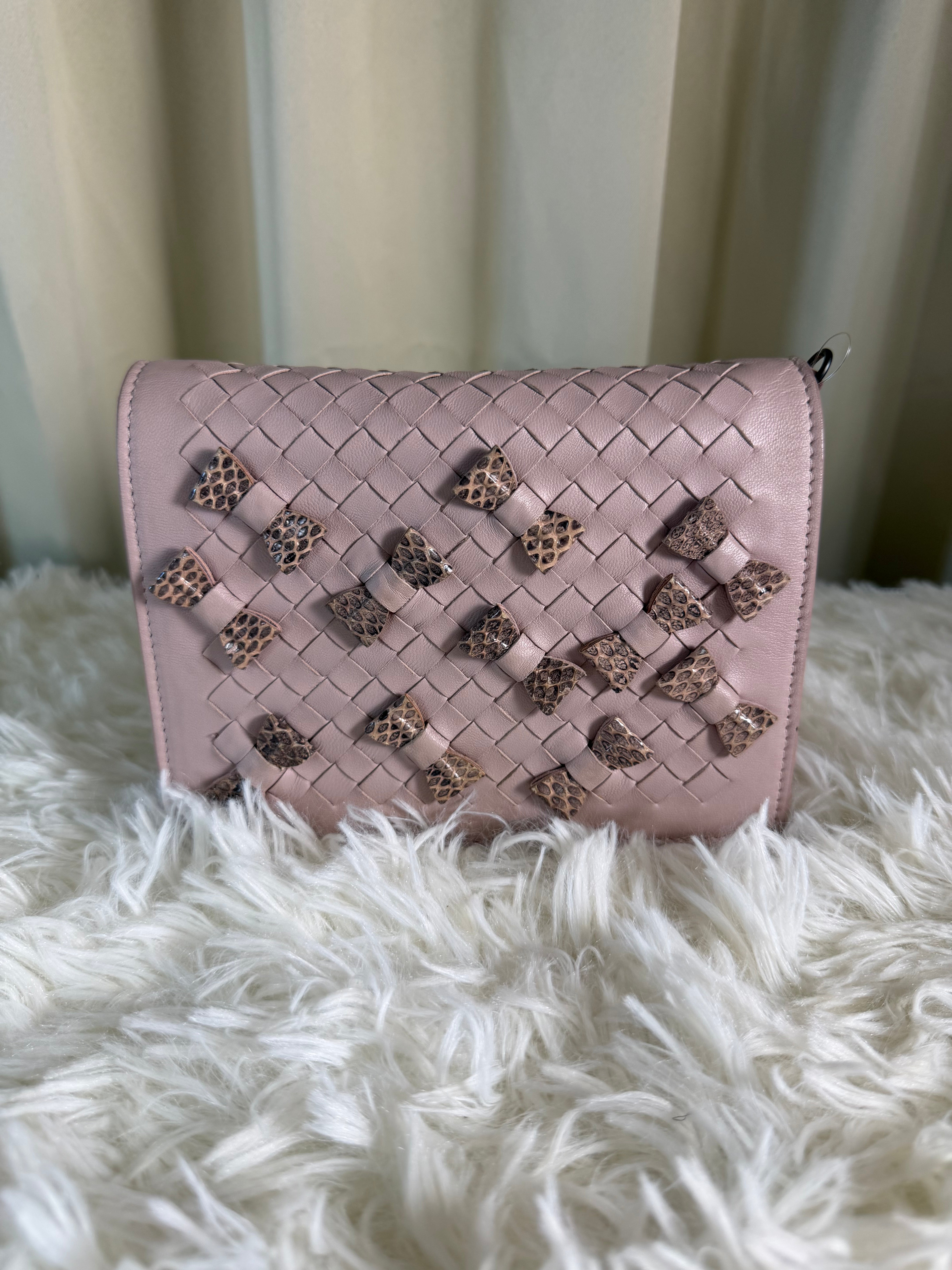 Portafoglio con Catena di Bottega Veneta Impreziosito con Fiocchi