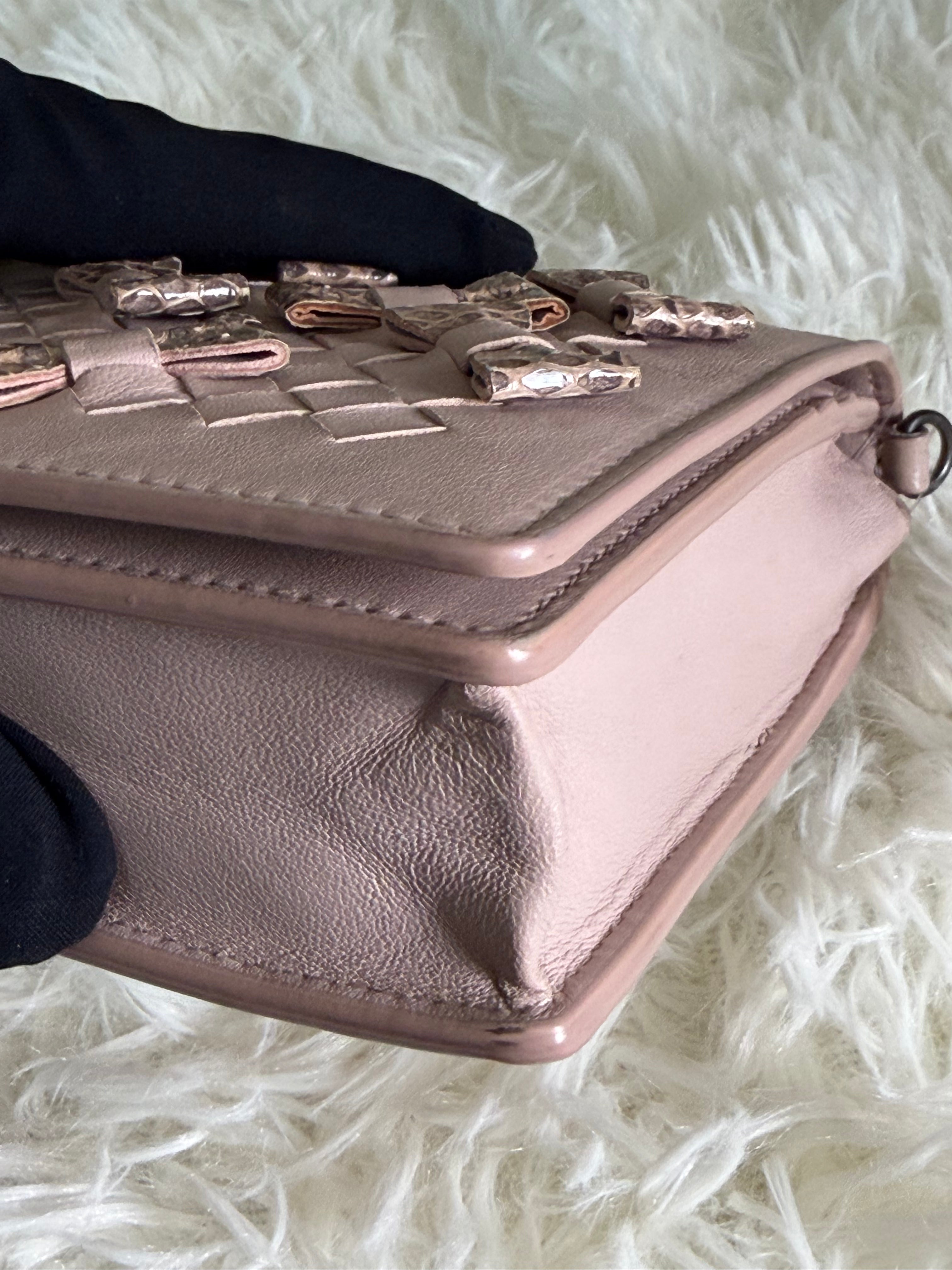 Portafoglio con Catena di Bottega Veneta Impreziosito con Fiocchi