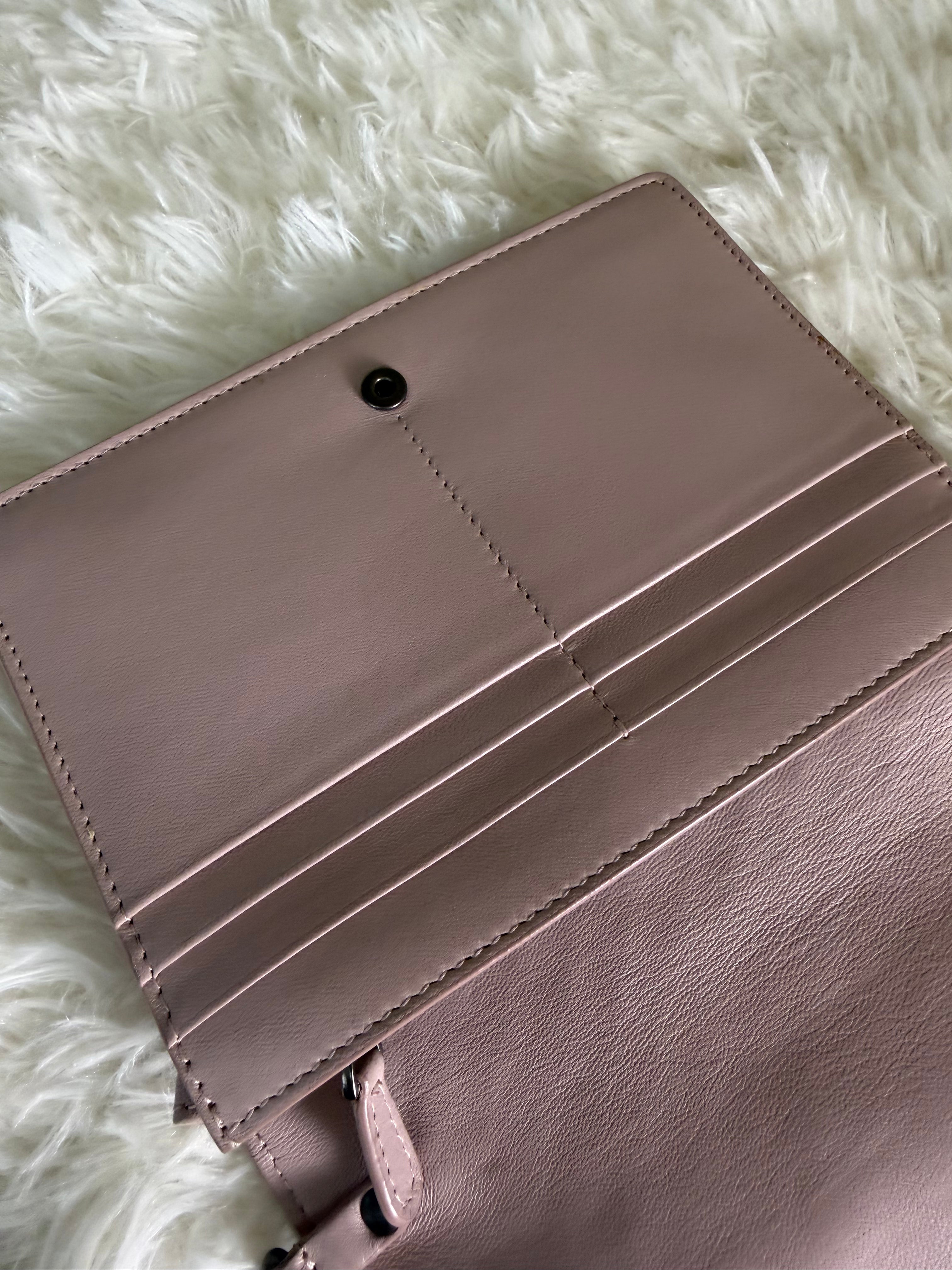 Portafoglio con Catena di Bottega Veneta Impreziosito con Fiocchi
