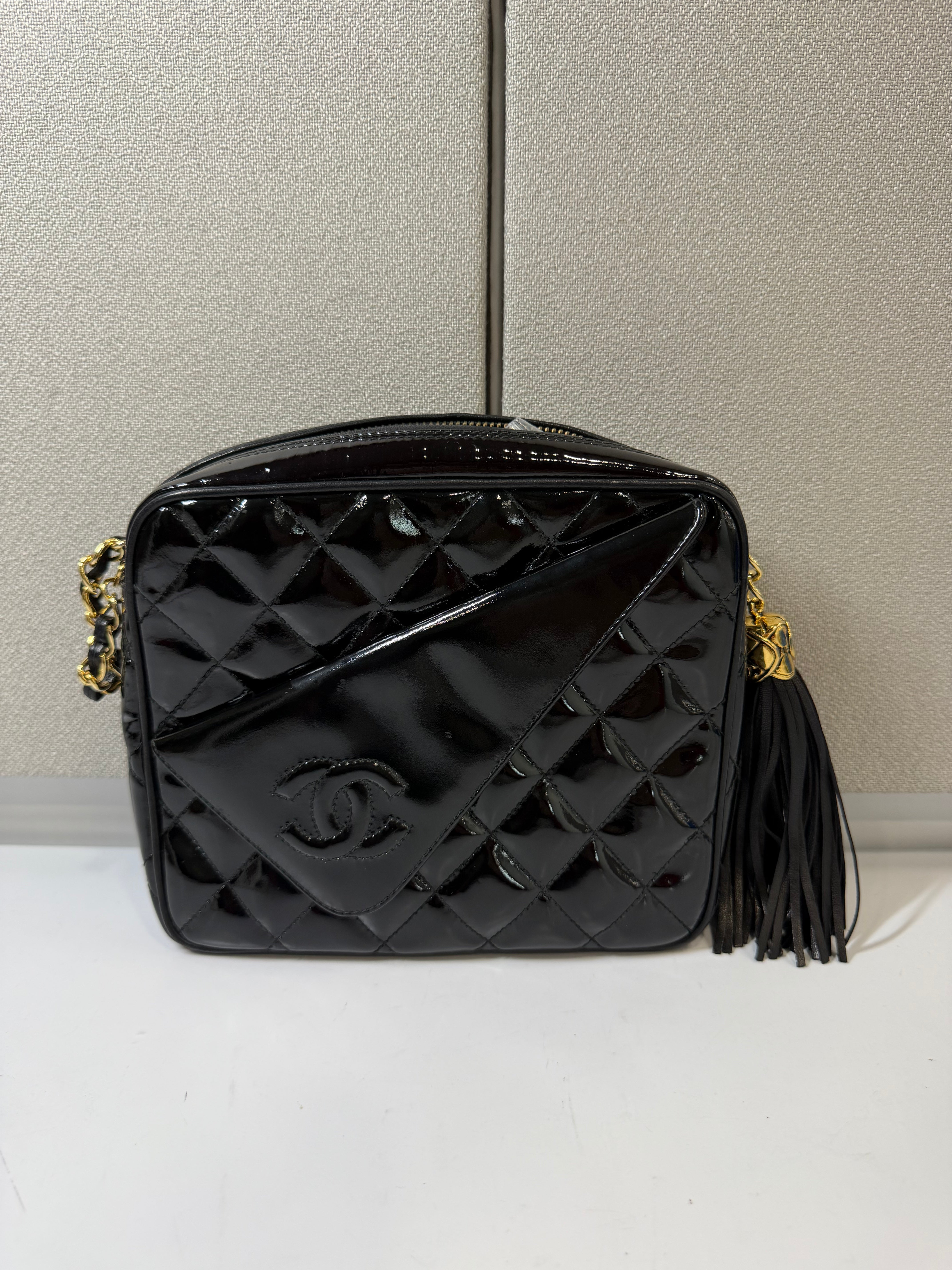 Camera Bag Vintage di Chanel in Pelle Verniciata Nera