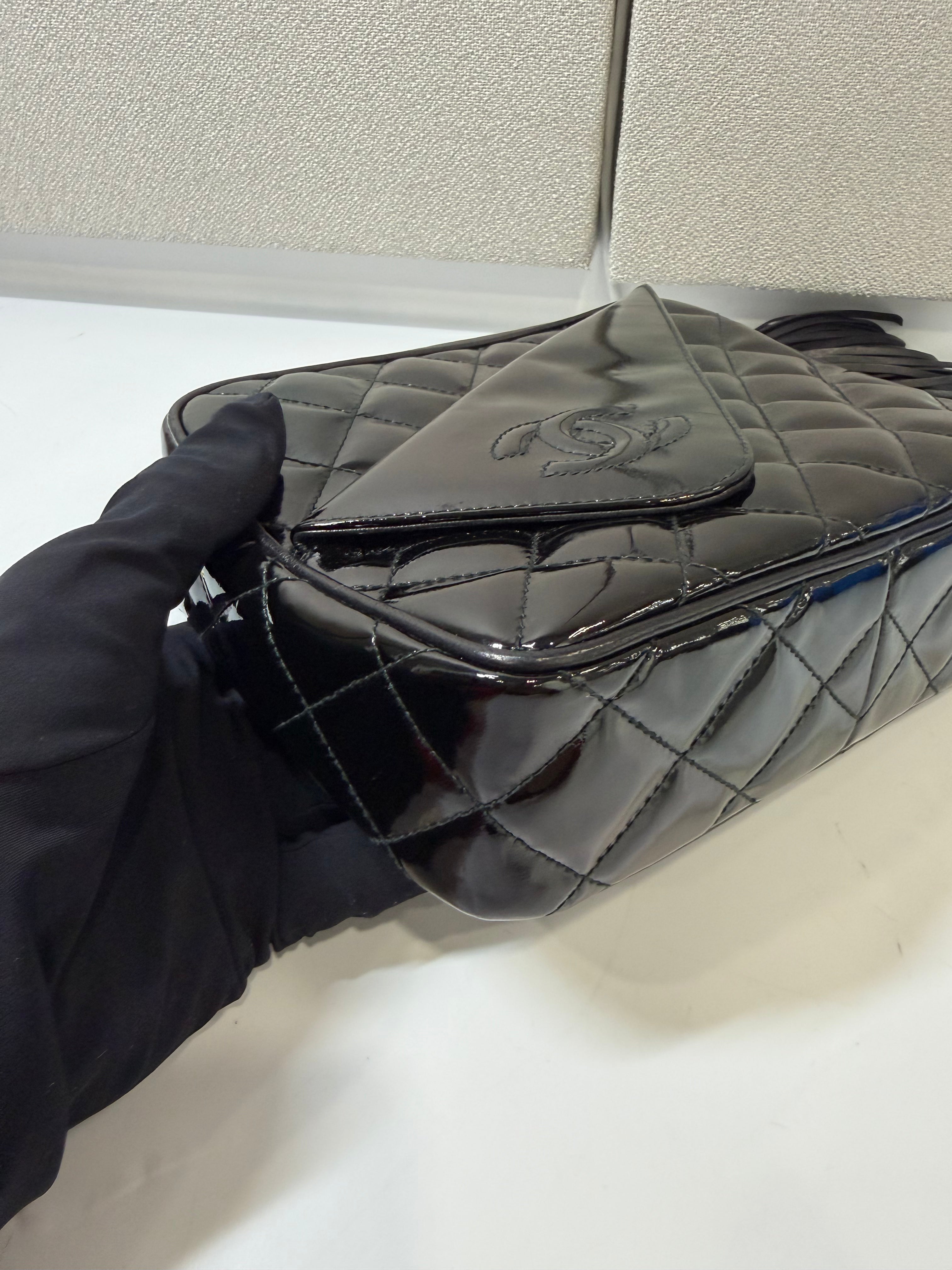 Camera Bag Vintage di Chanel in Pelle Verniciata Nera