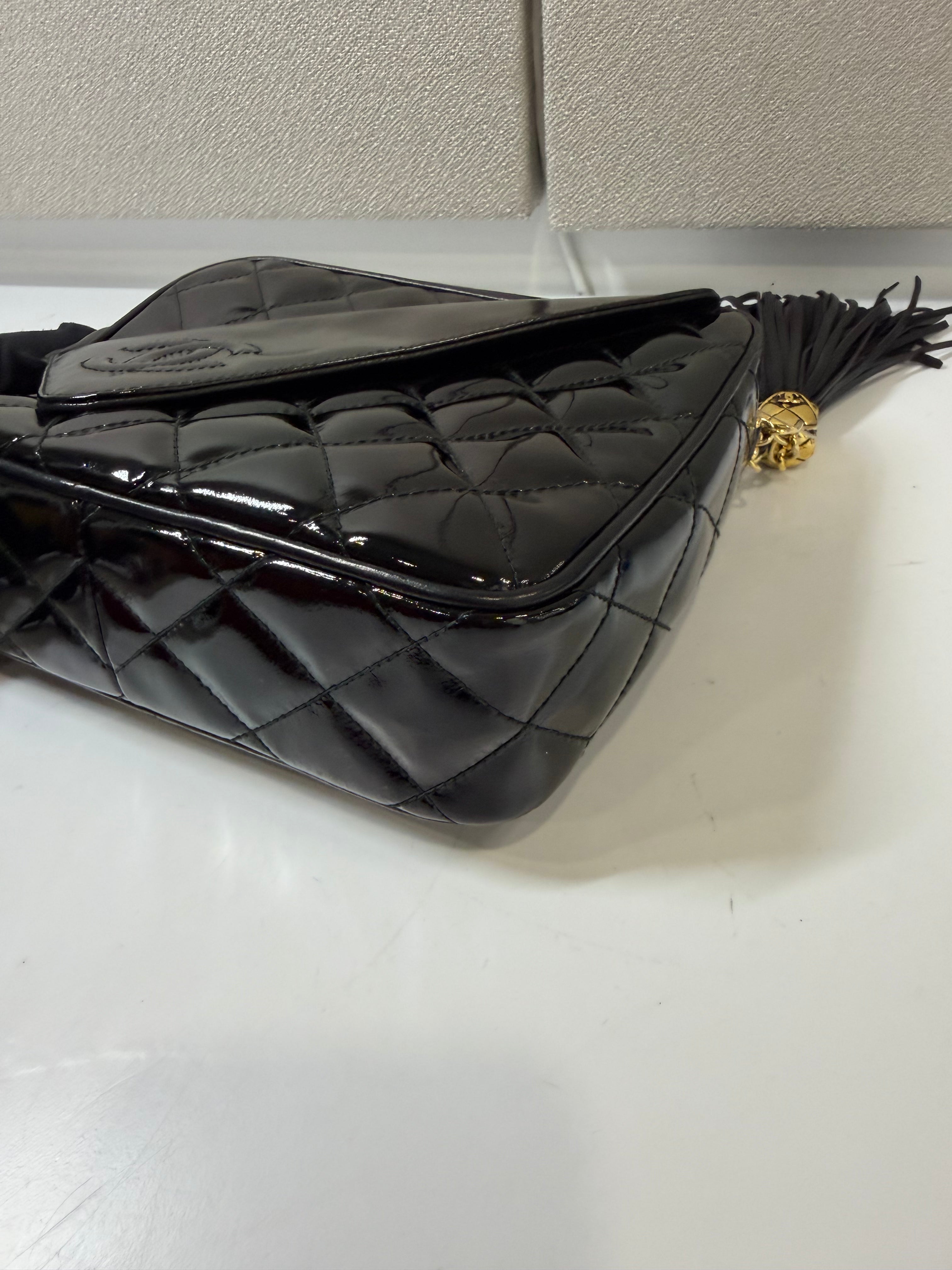Camera Bag Vintage di Chanel in Pelle Verniciata Nera