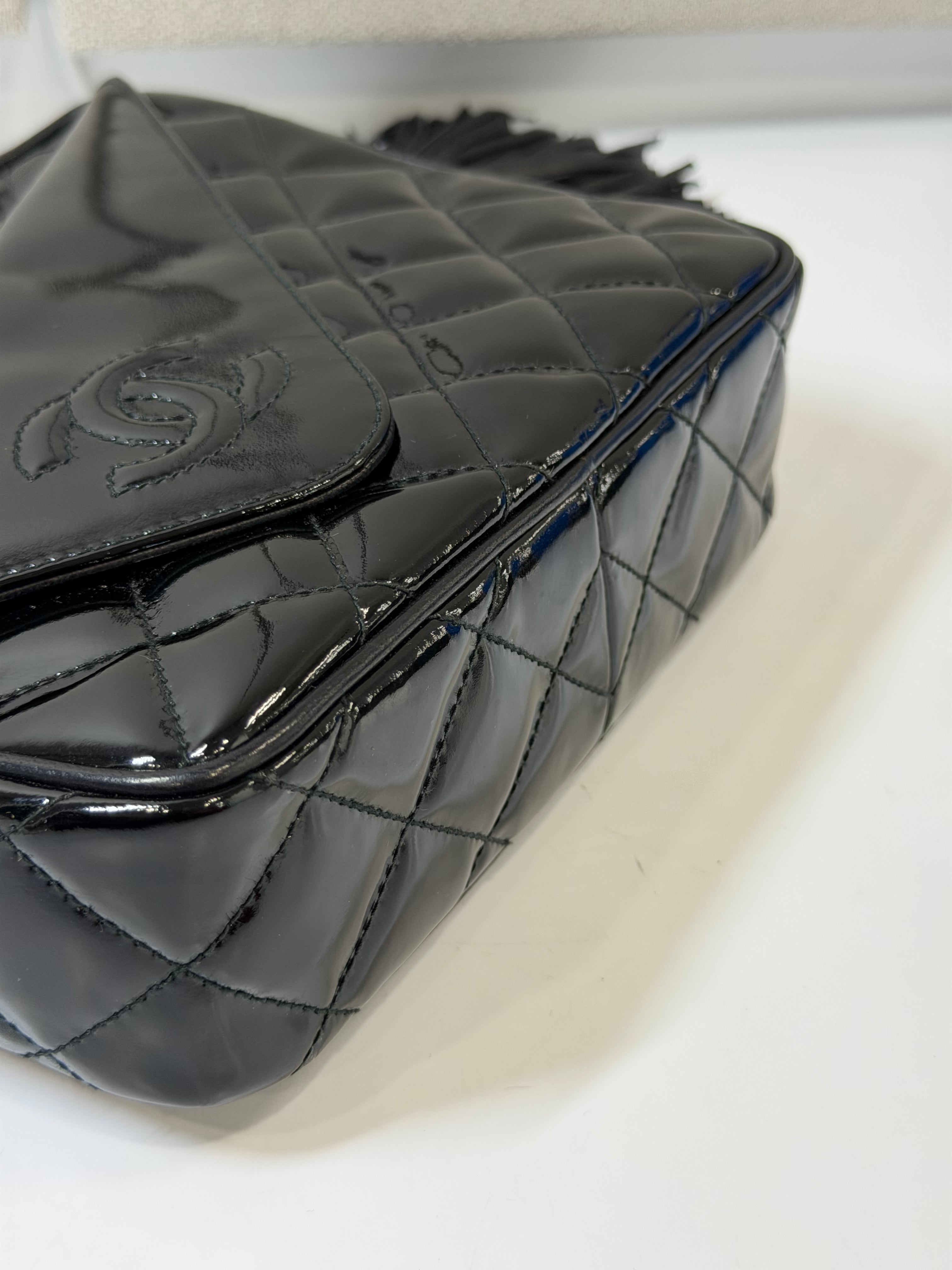 Camera Bag Vintage di Chanel in Pelle Verniciata Nera