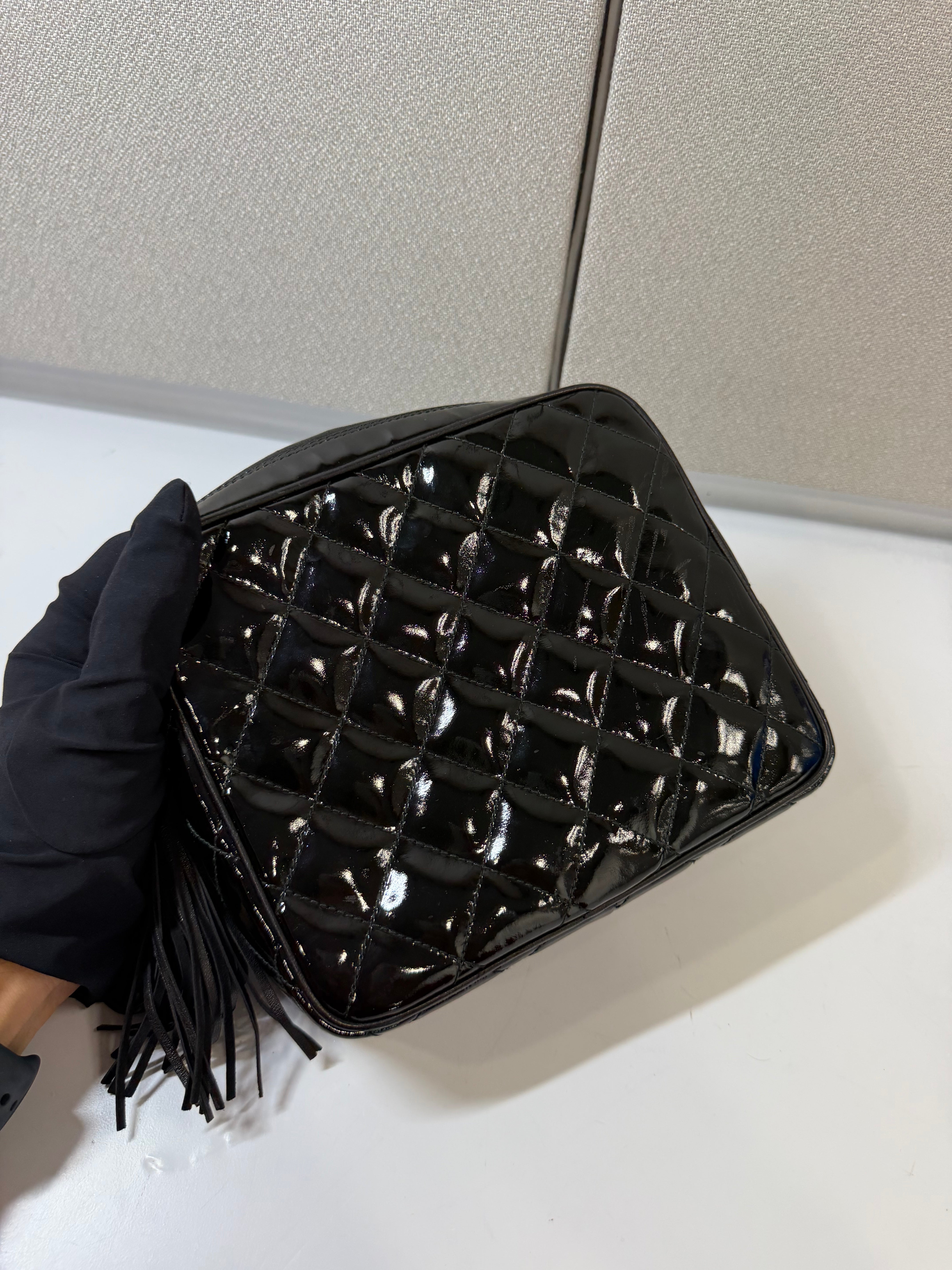 Camera Bag Vintage di Chanel in Pelle Verniciata Nera