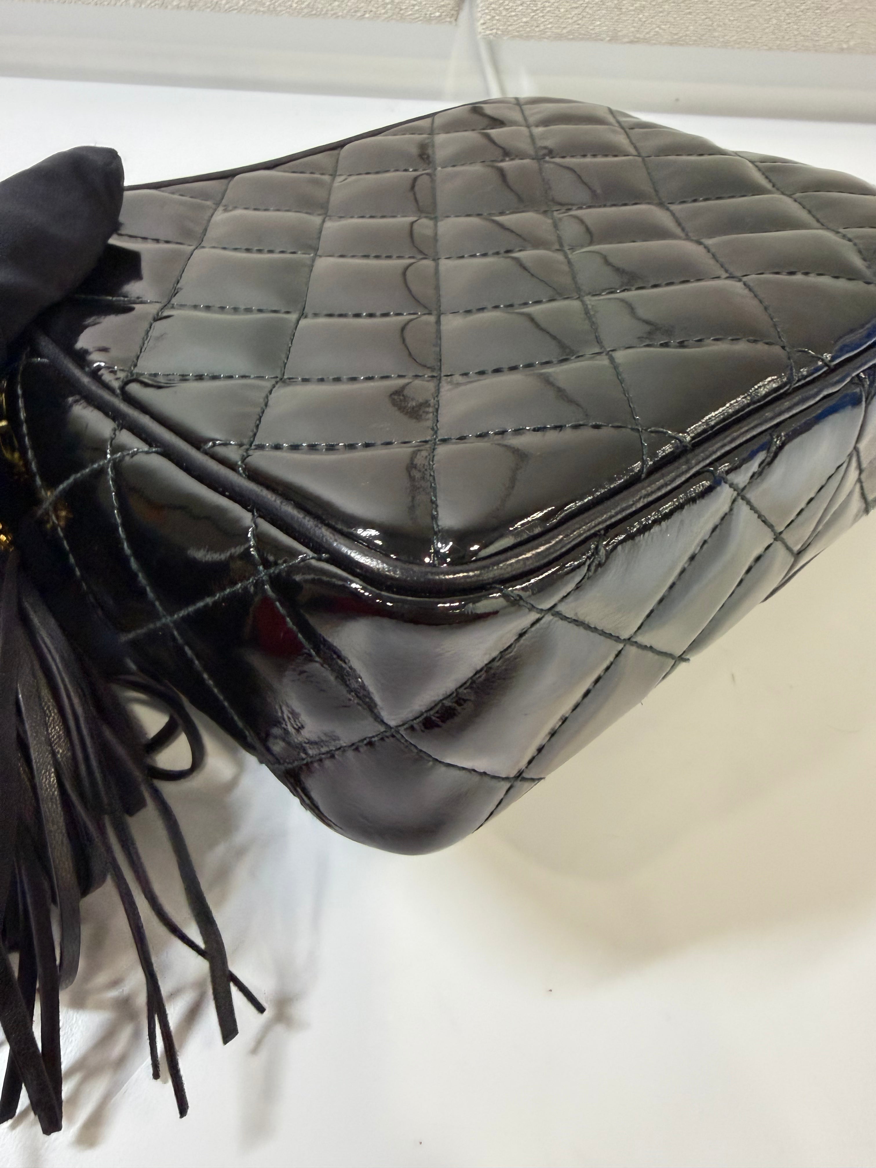 Camera Bag Vintage di Chanel in Pelle Verniciata Nera