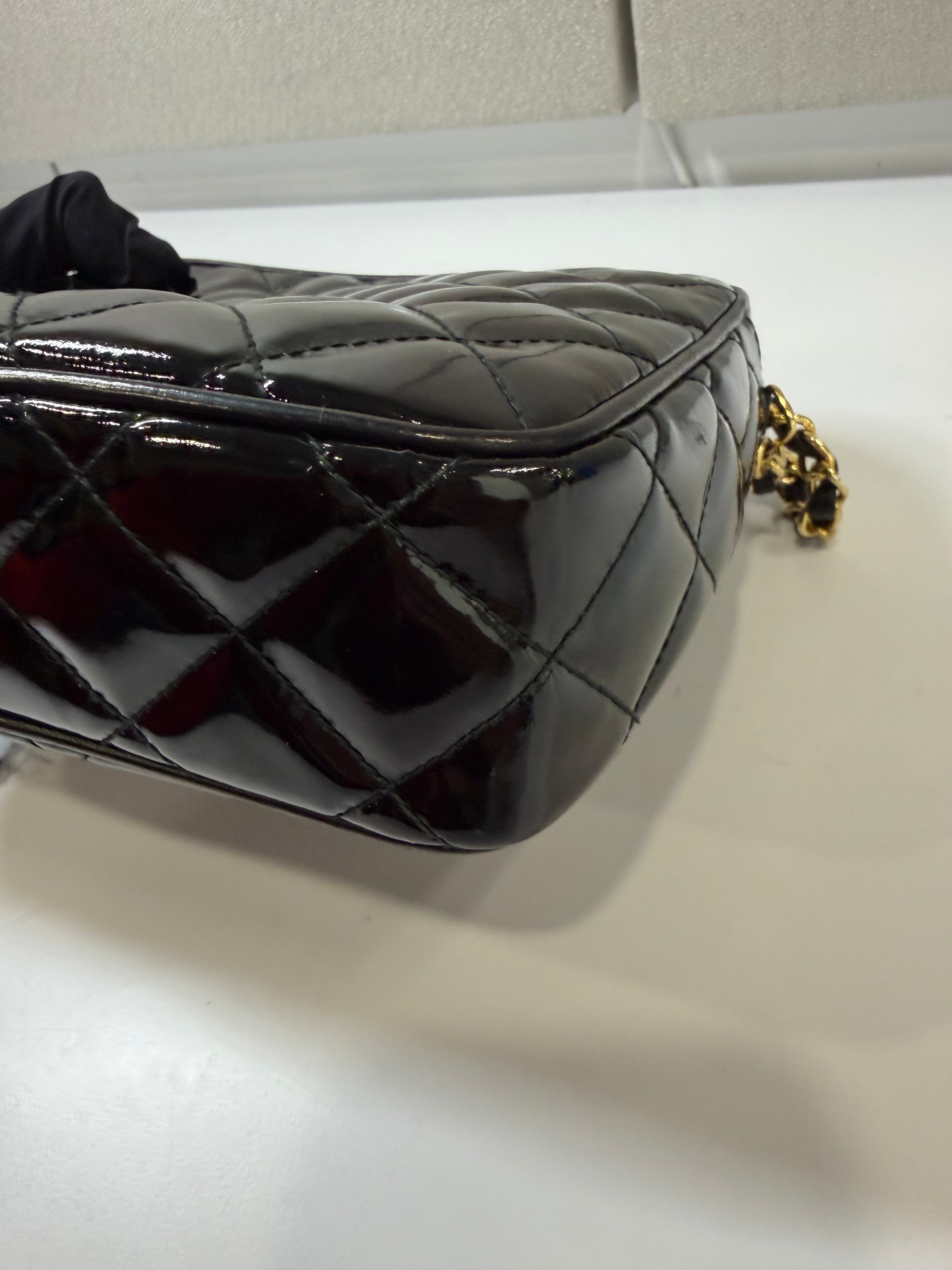 Camera Bag Vintage di Chanel in Pelle Verniciata Nera
