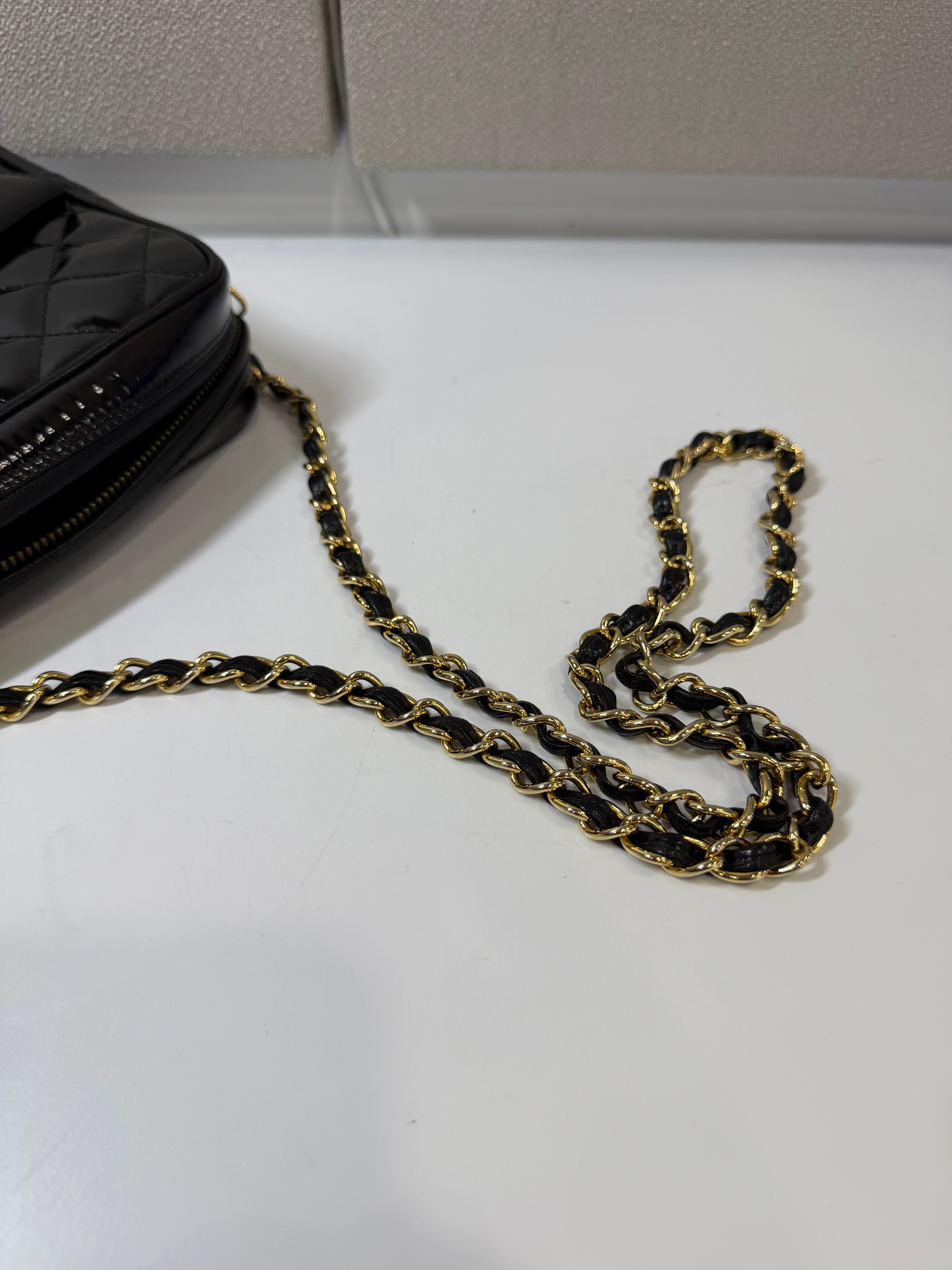 Camera Bag Vintage di Chanel in Pelle Verniciata Nera