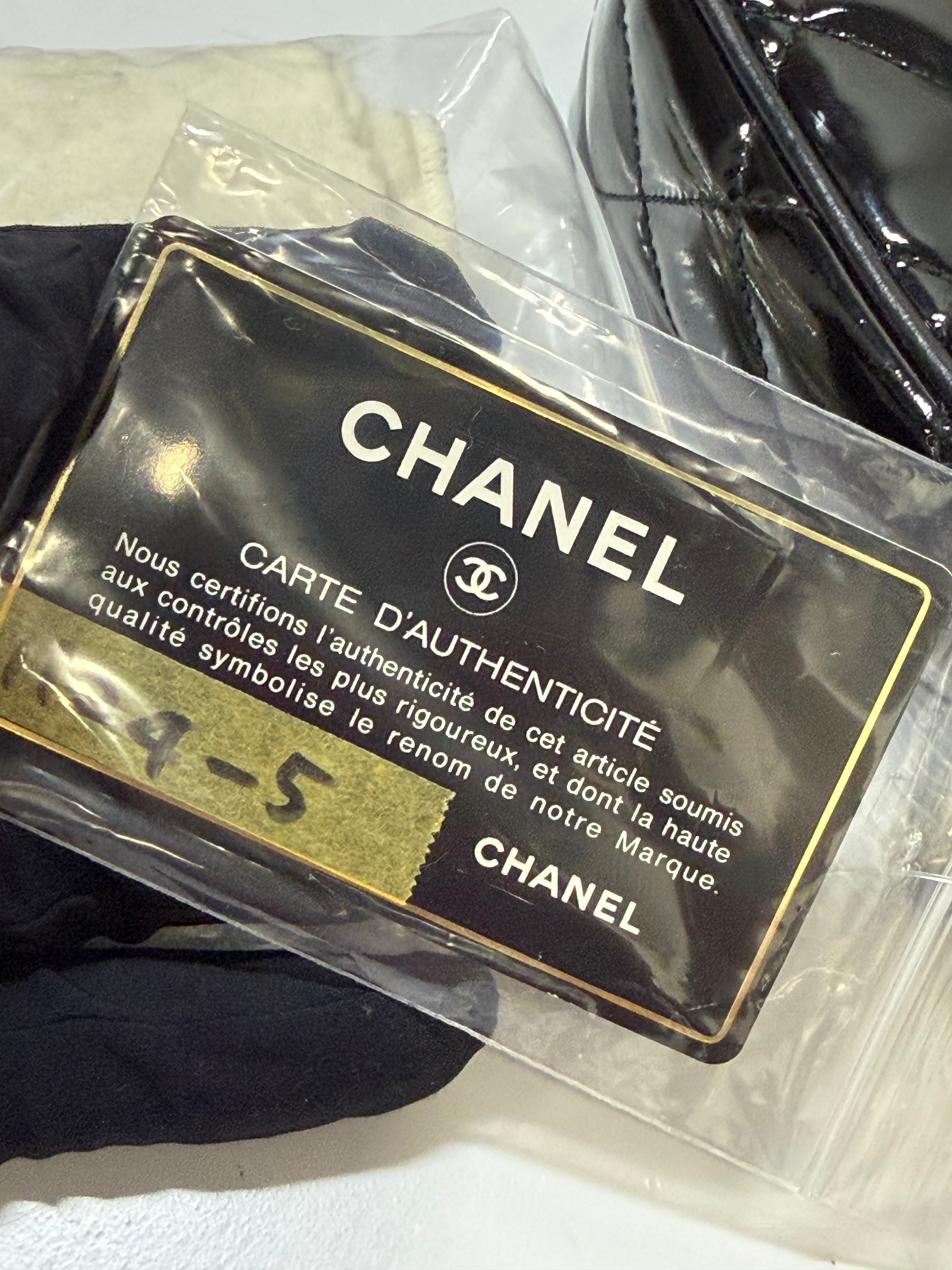 Camera Bag Vintage di Chanel in Pelle Verniciata Nera