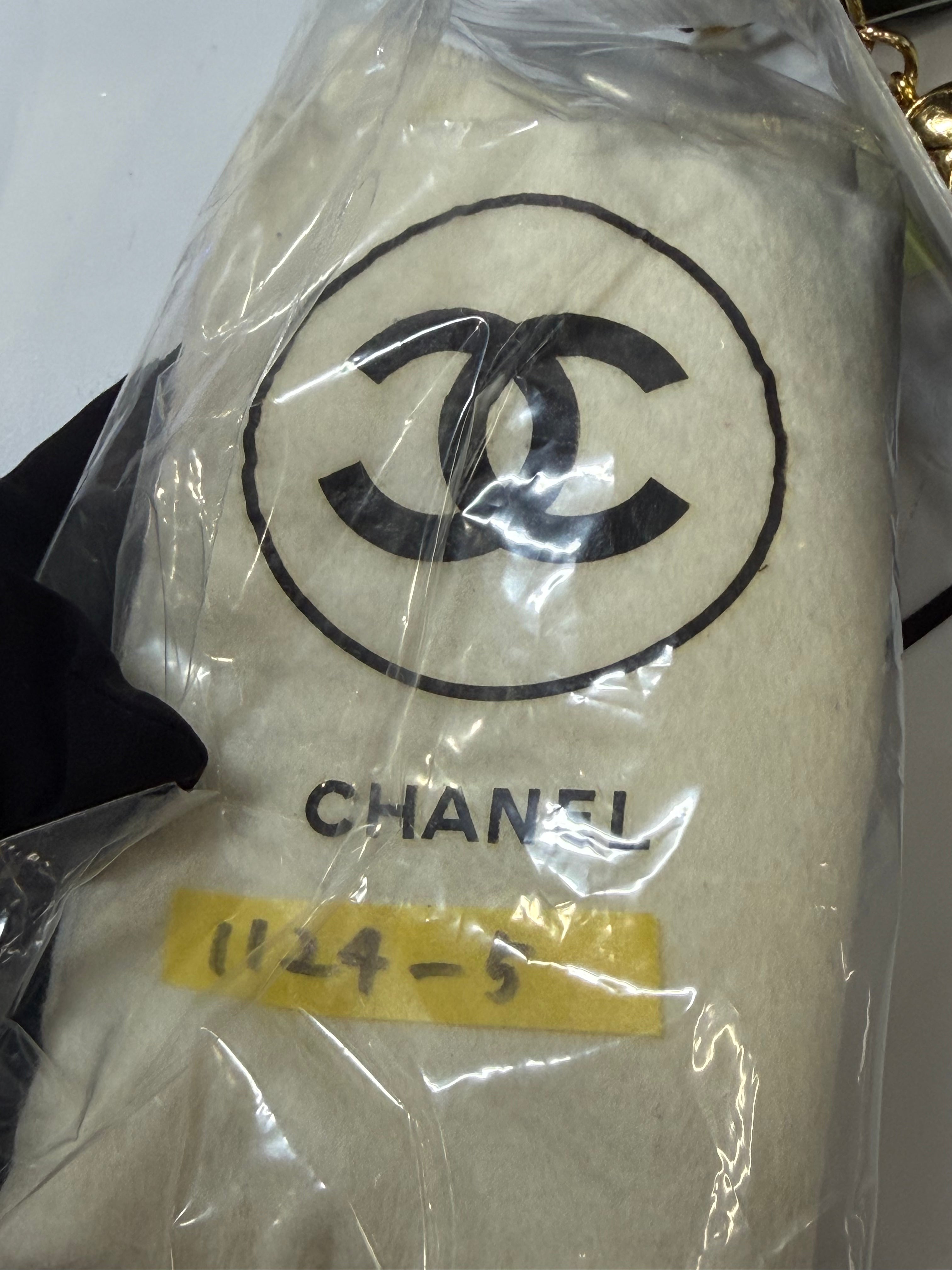 Camera Bag Vintage di Chanel in Pelle Verniciata Nera