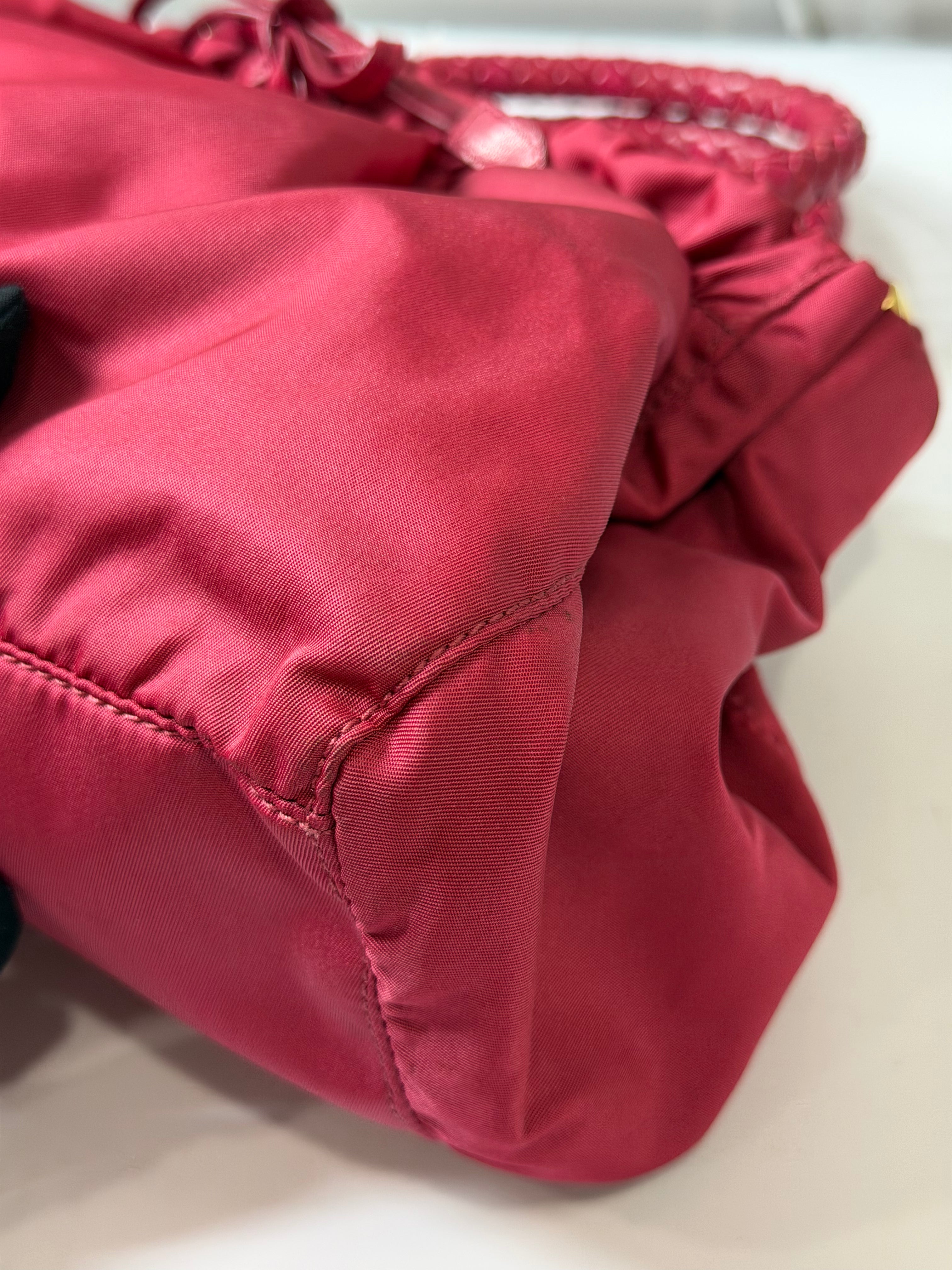 Borsa Prada in Nylon Fucsia con Manico in Pelle Intrecciata
