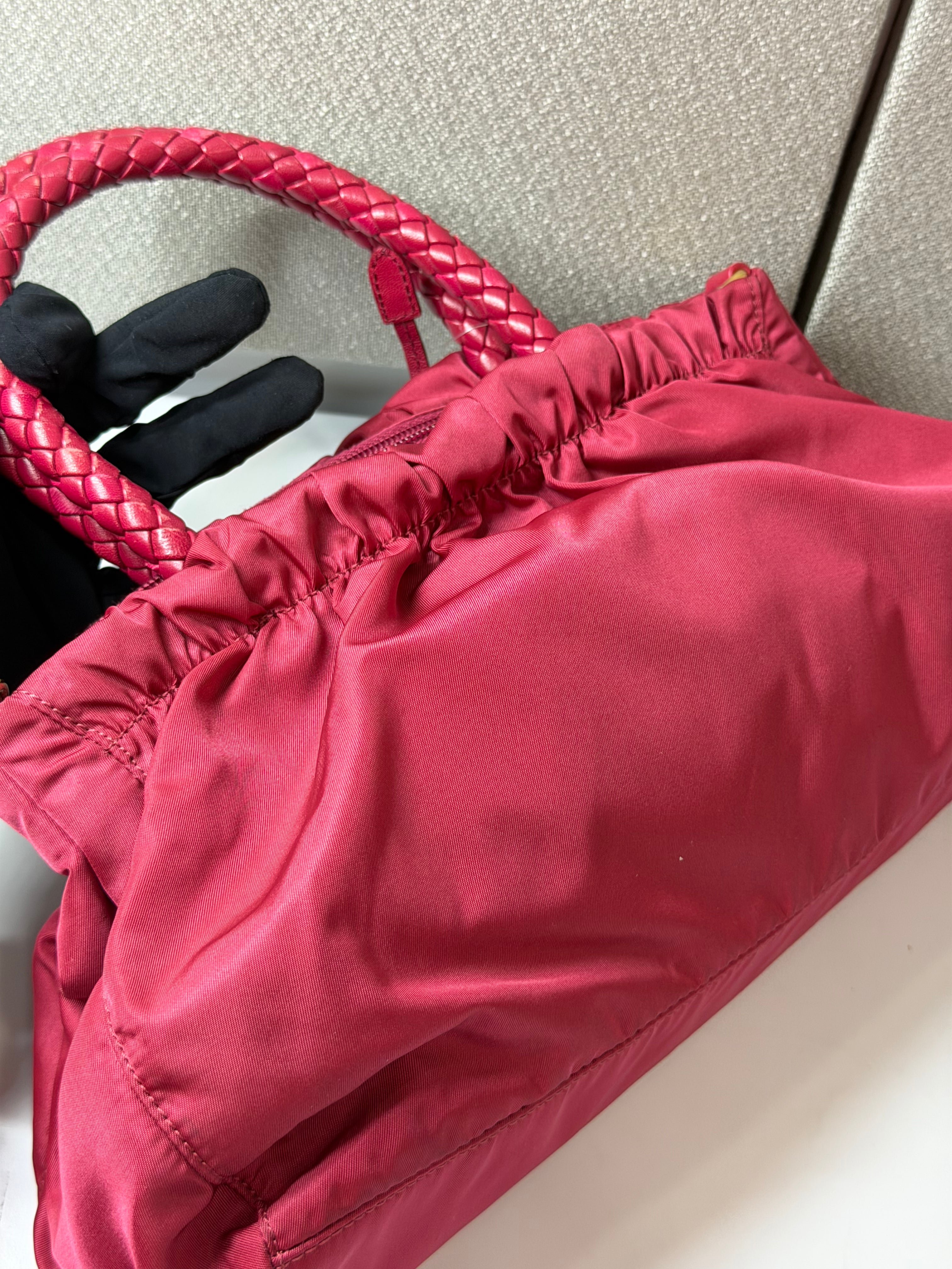 Borsa Prada in Nylon Fucsia con Manico in Pelle Intrecciata