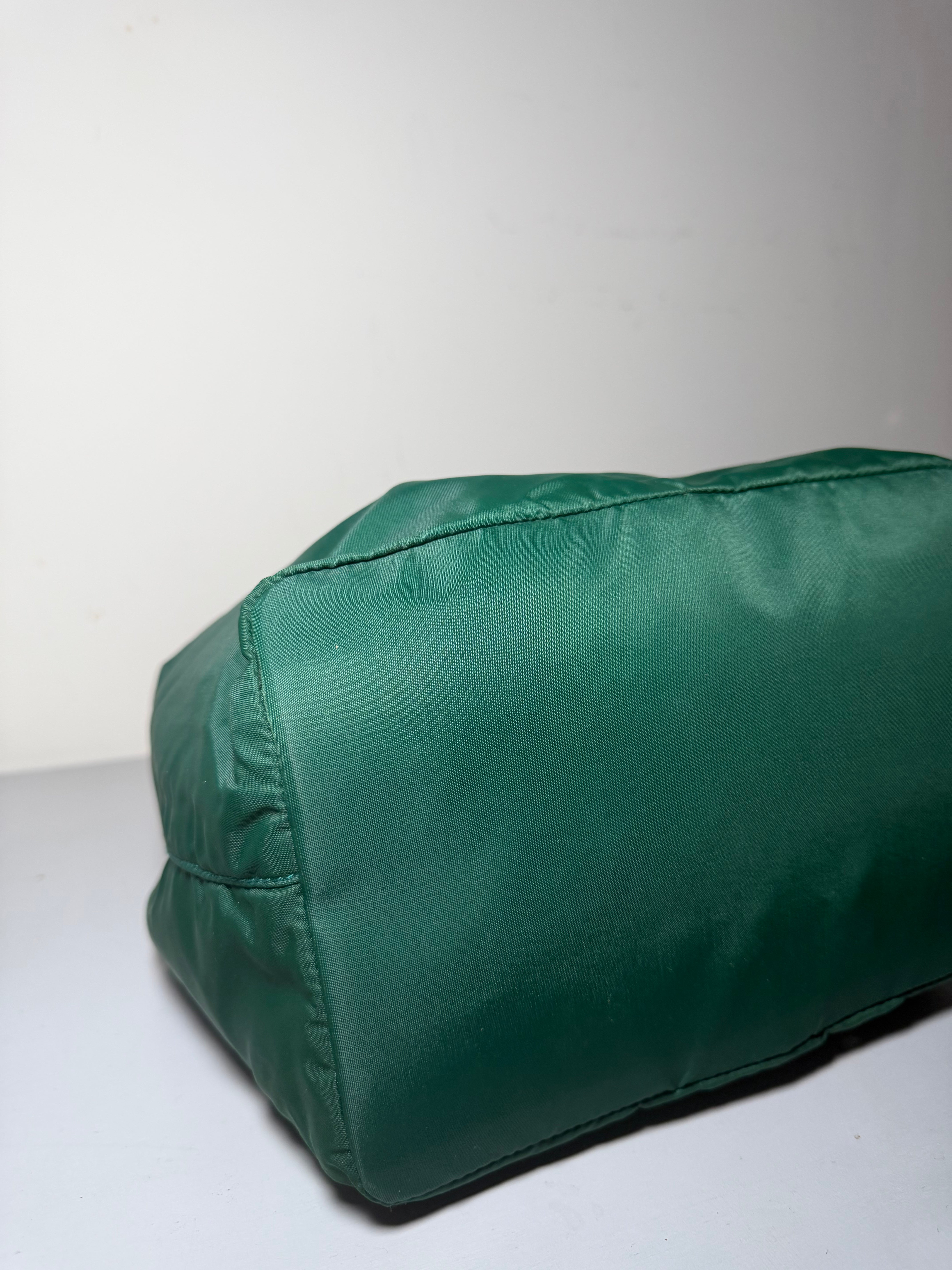 Borsa Tote Prada Vintage in Nylon con Manici in Metallo Dorato
