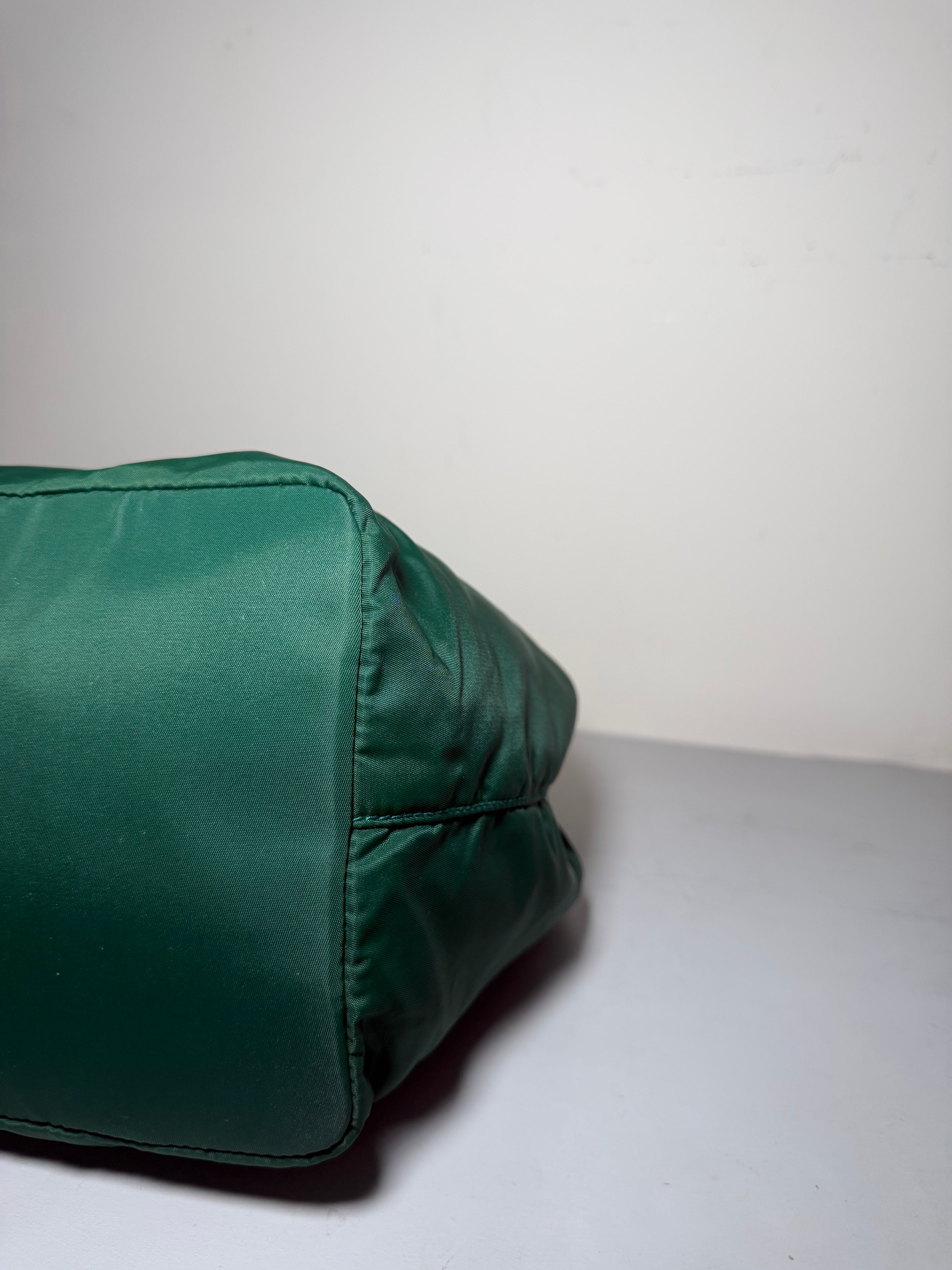 Borsa Tote Prada Vintage in Nylon con Manici in Metallo Dorato