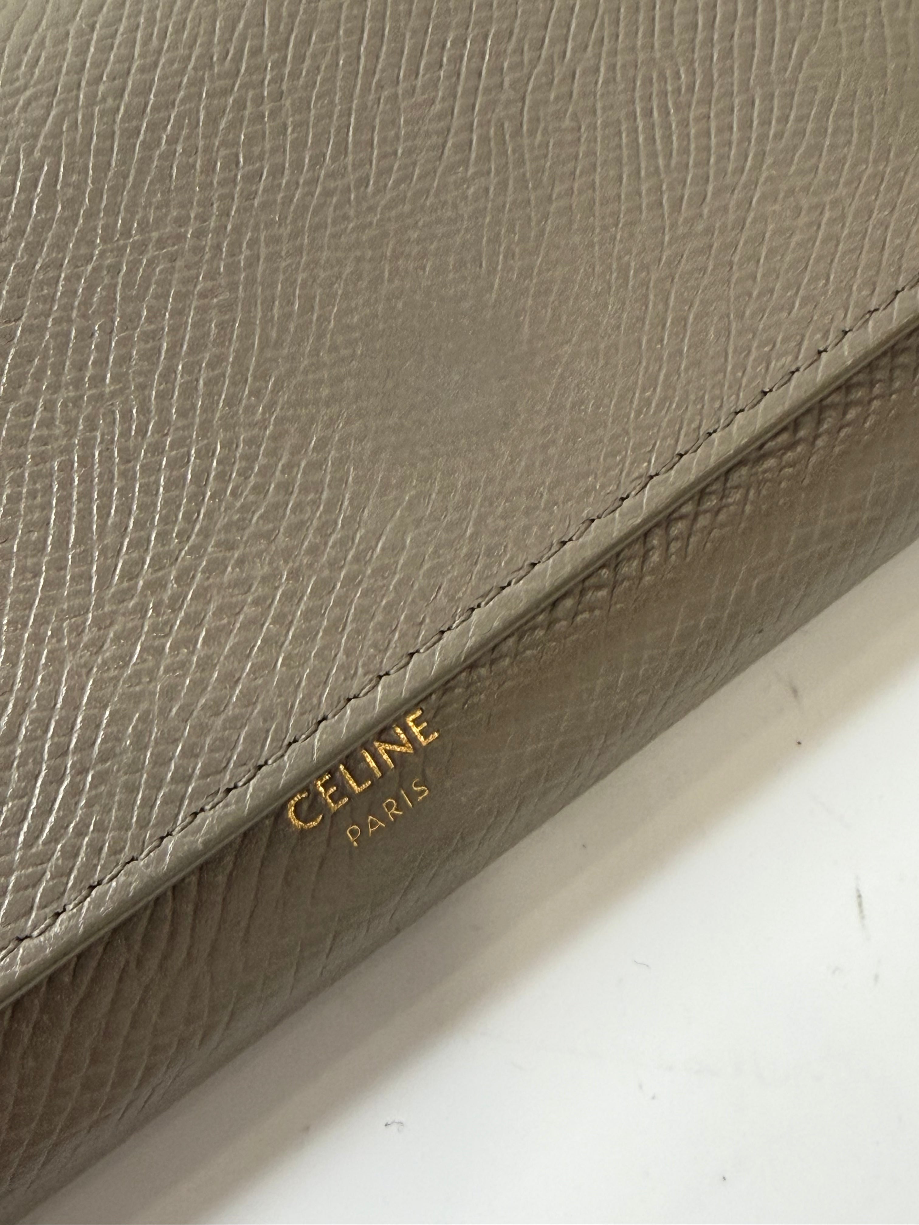 Portafoglio Céline Large Flap in Pelle Martellata Grigia