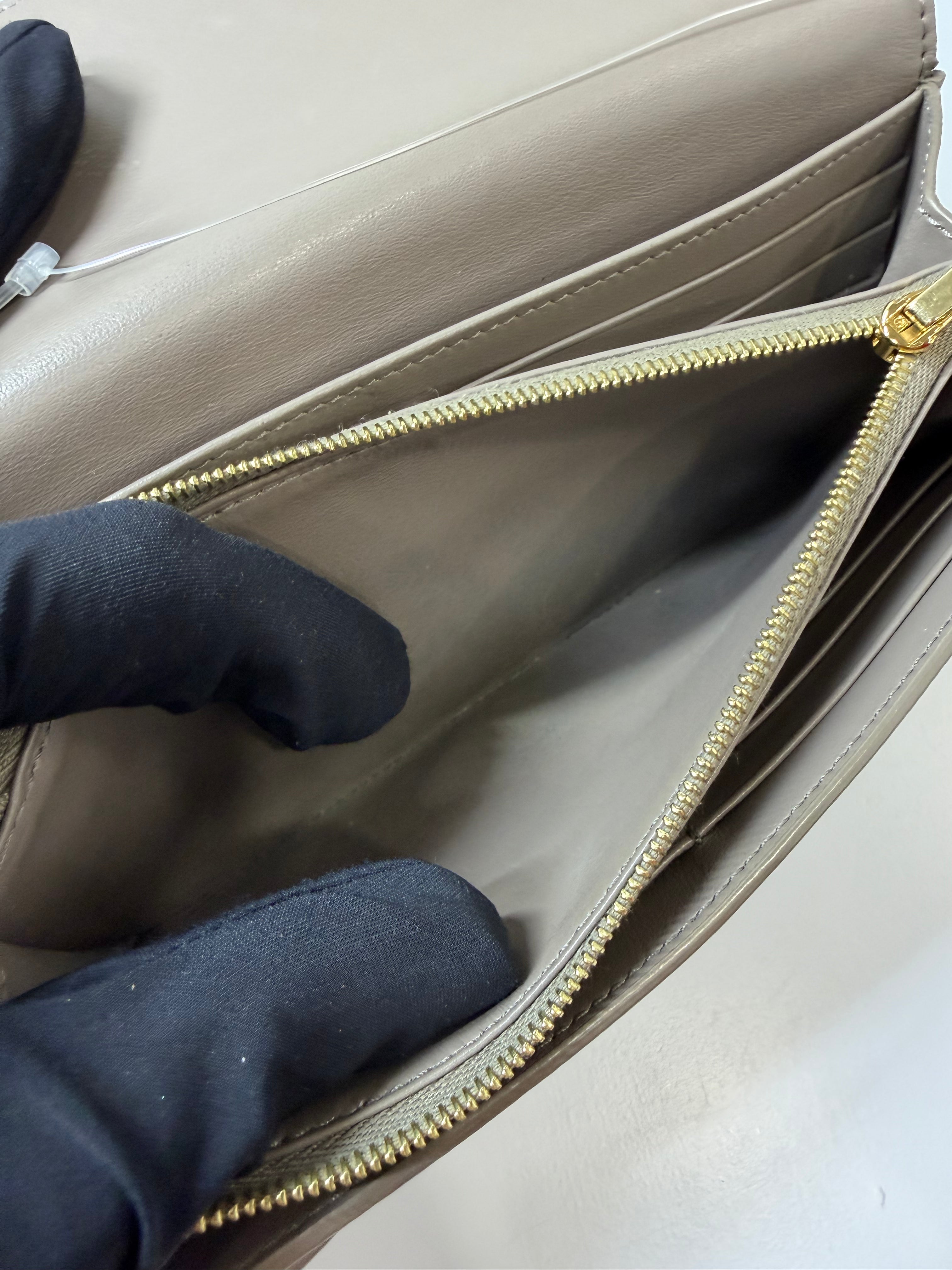 Portafoglio Céline Large Flap in Pelle Martellata Grigia