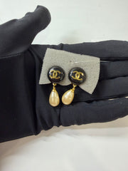 Orecchini a Clip Vintage Chanel con Perla Pendente Sintetica