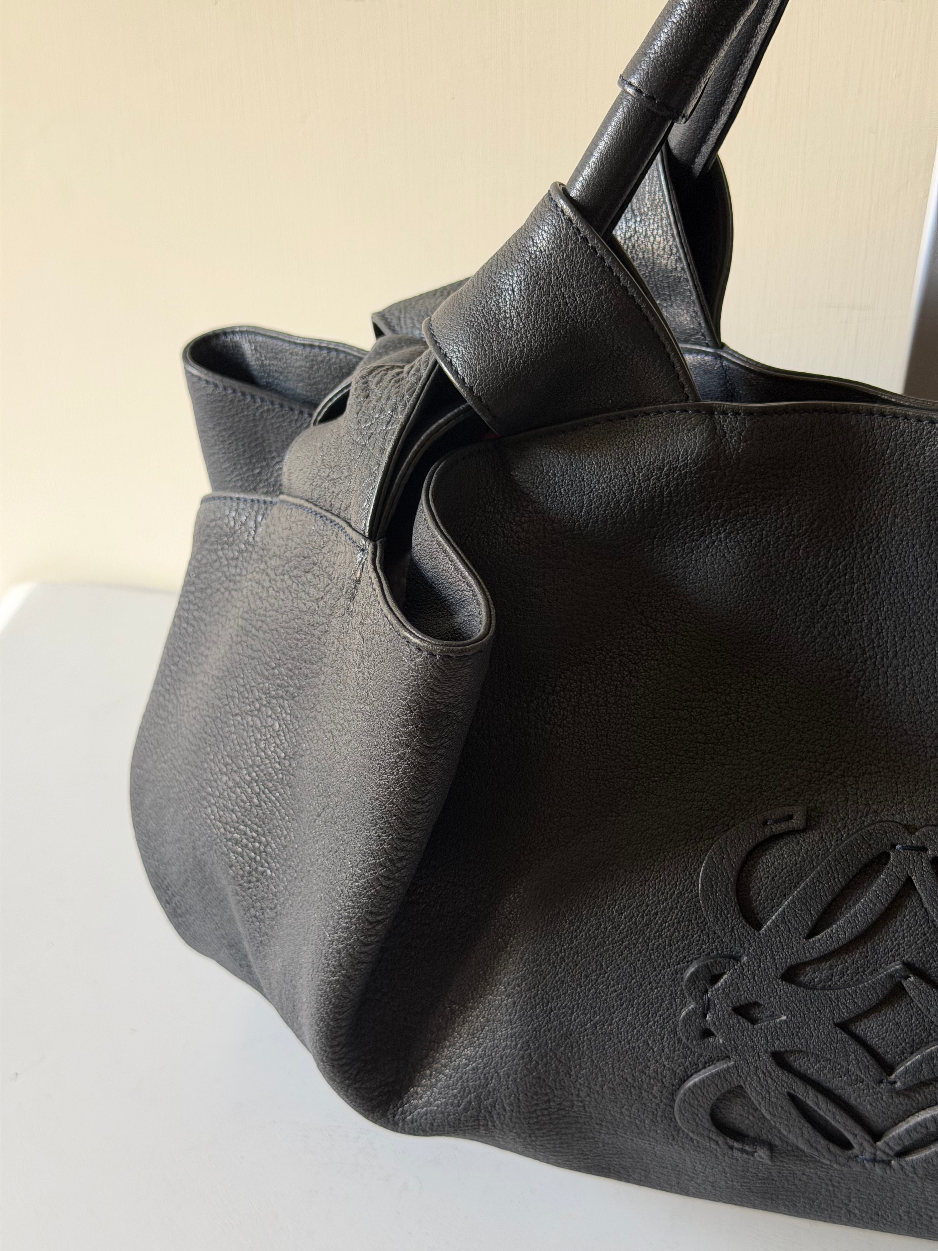 Borsa Loewe Aire con Logo Anagram in Rilievo