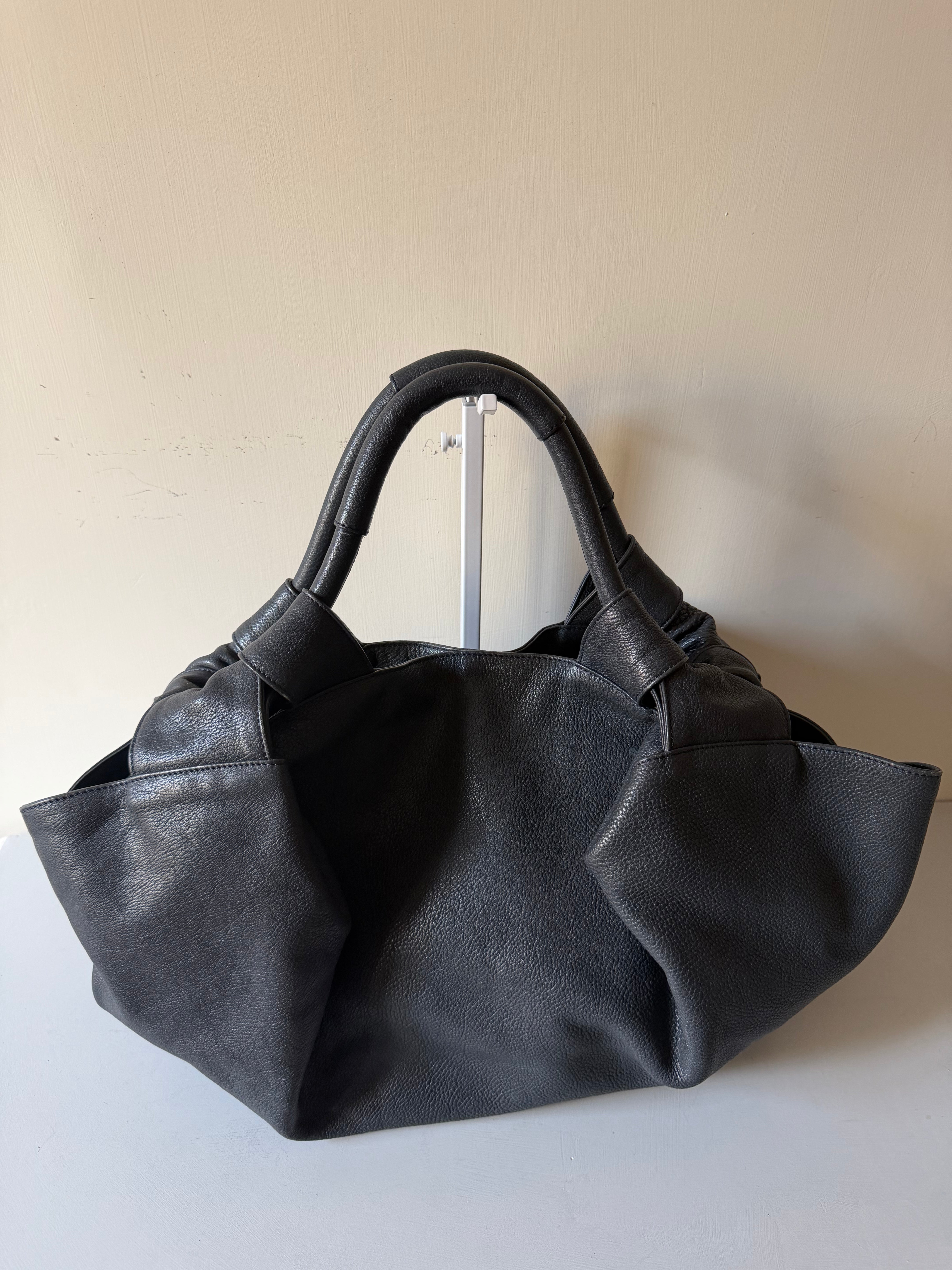 Borsa Loewe Aire con Logo Anagram in Rilievo