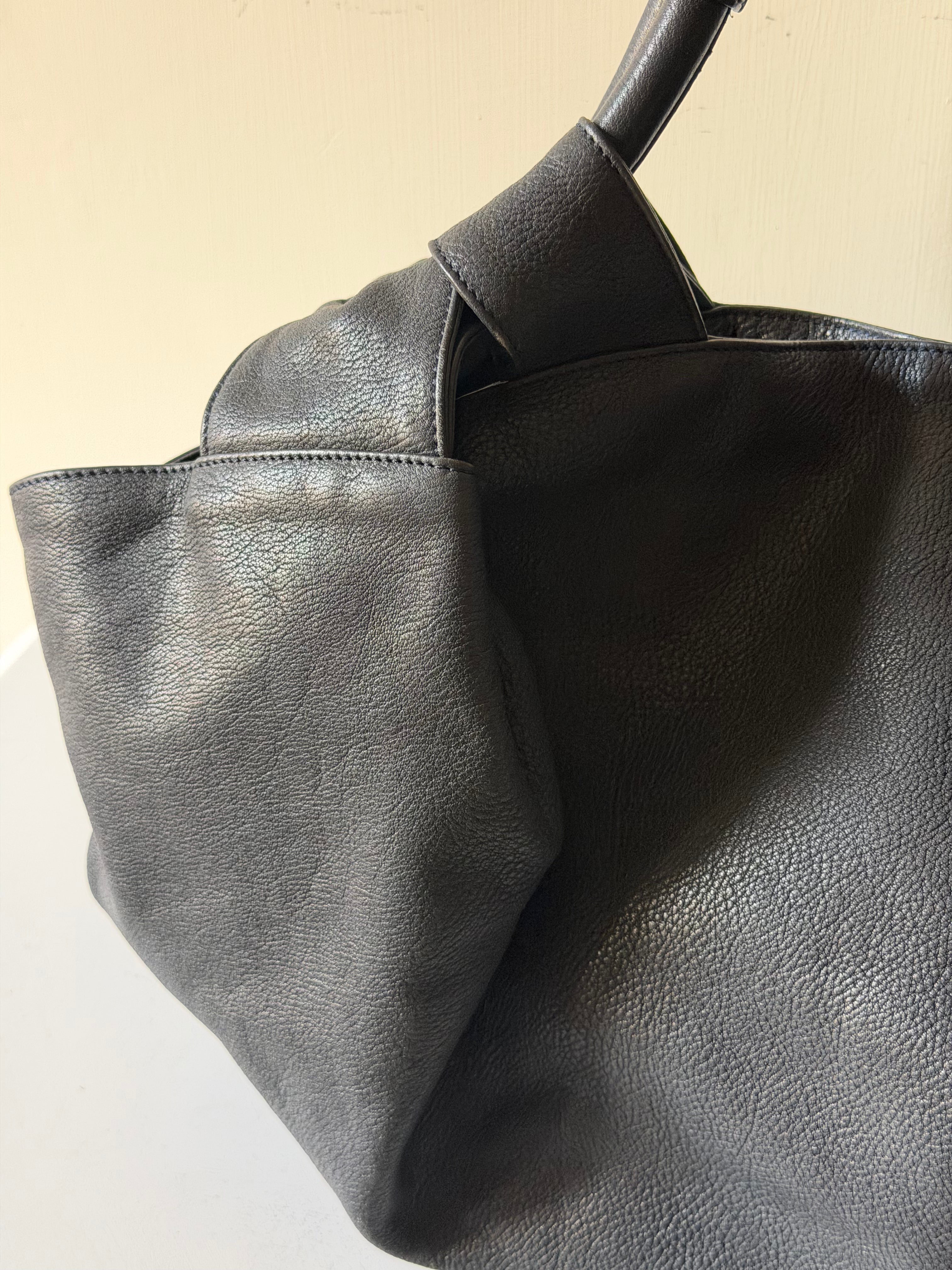Borsa Loewe Aire con Logo Anagram in Rilievo