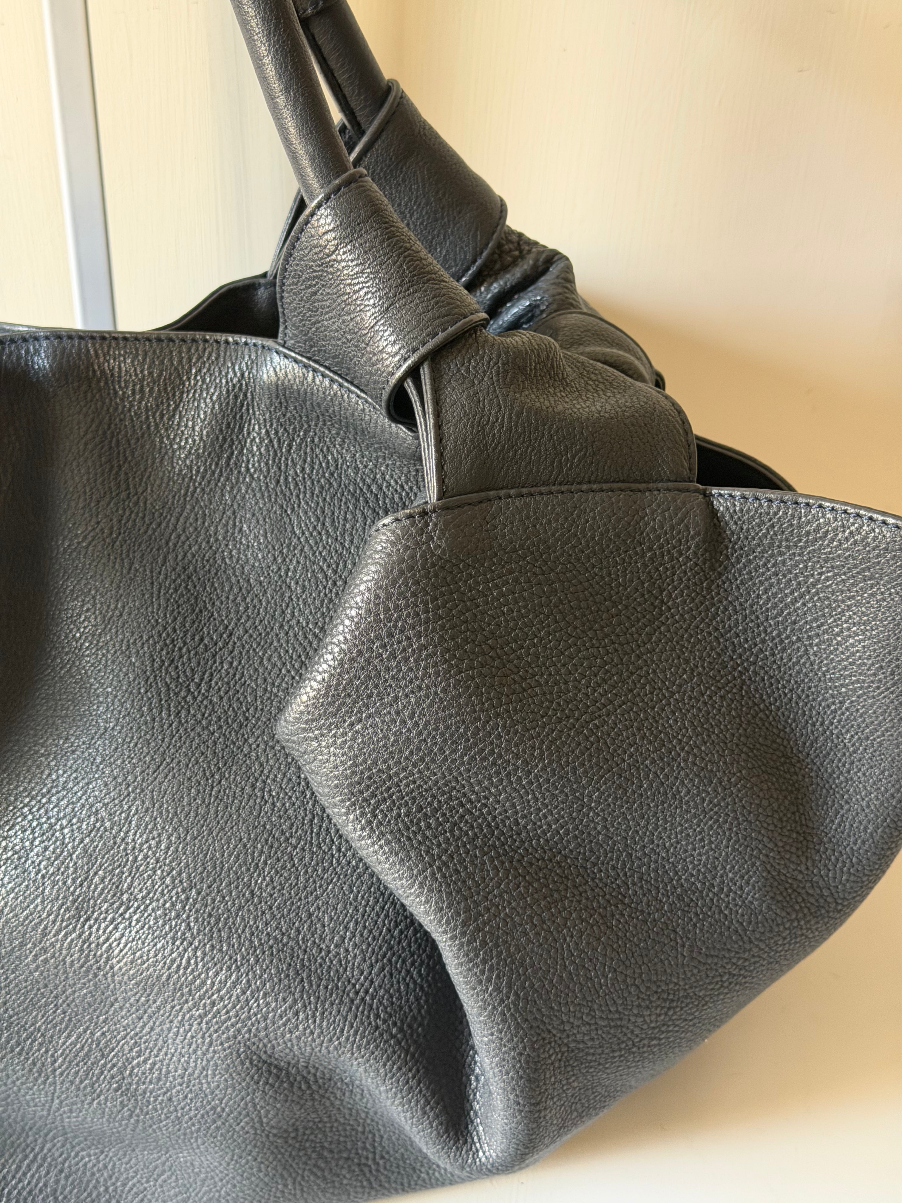 Borsa Loewe Aire con Logo Anagram in Rilievo