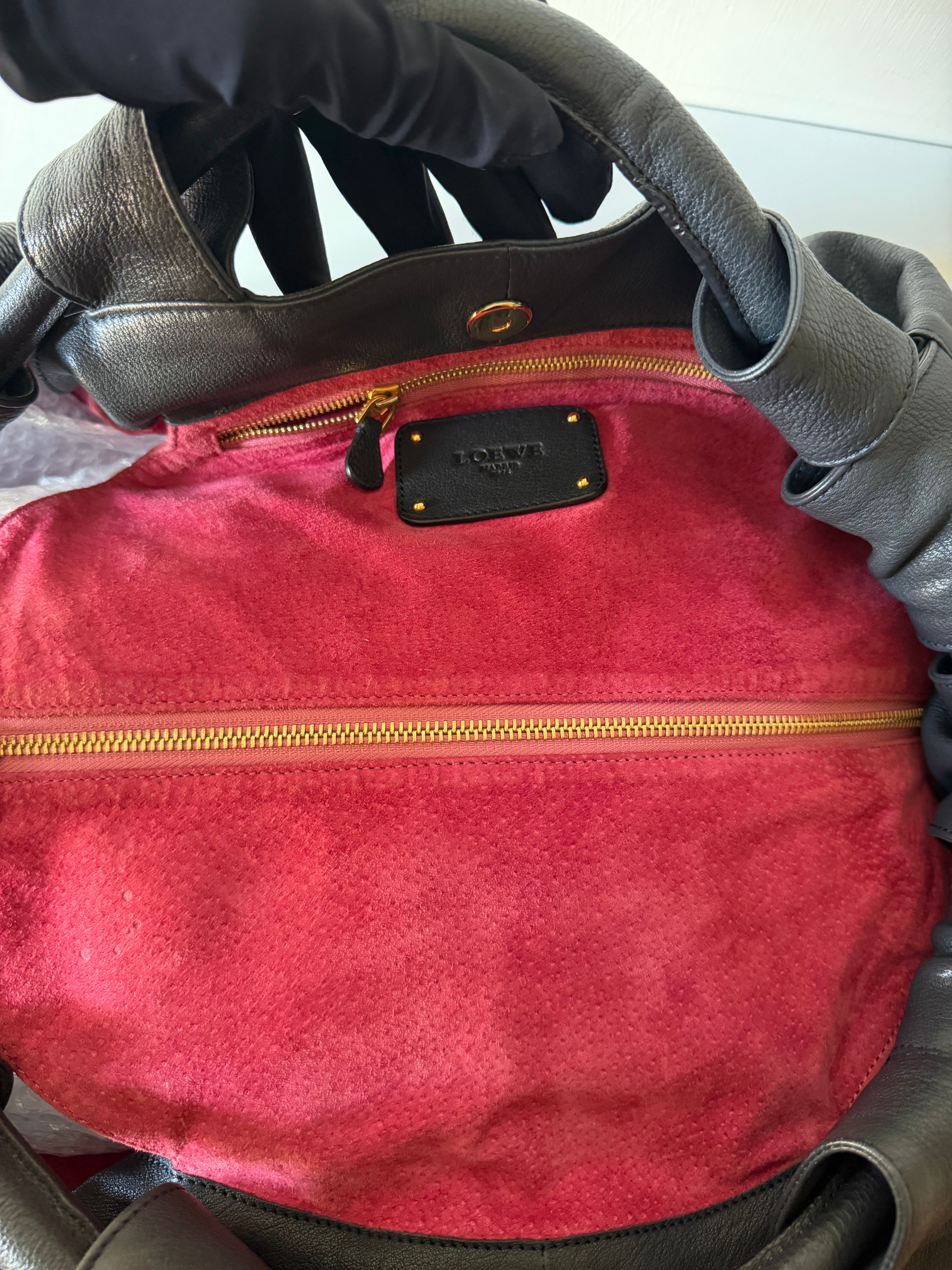 Borsa Loewe Aire con Logo Anagram in Rilievo