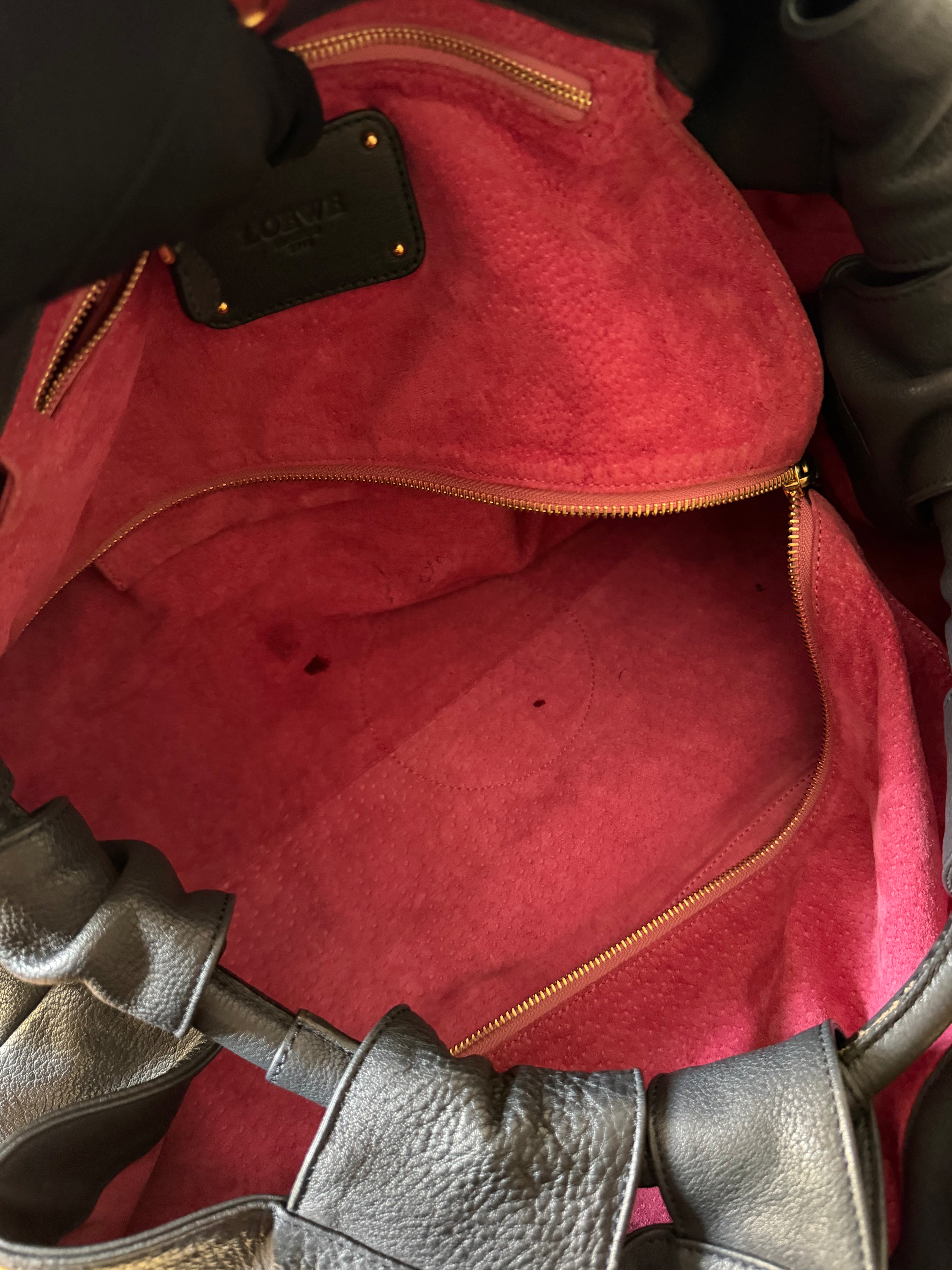 Borsa Loewe Aire con Logo Anagram in Rilievo