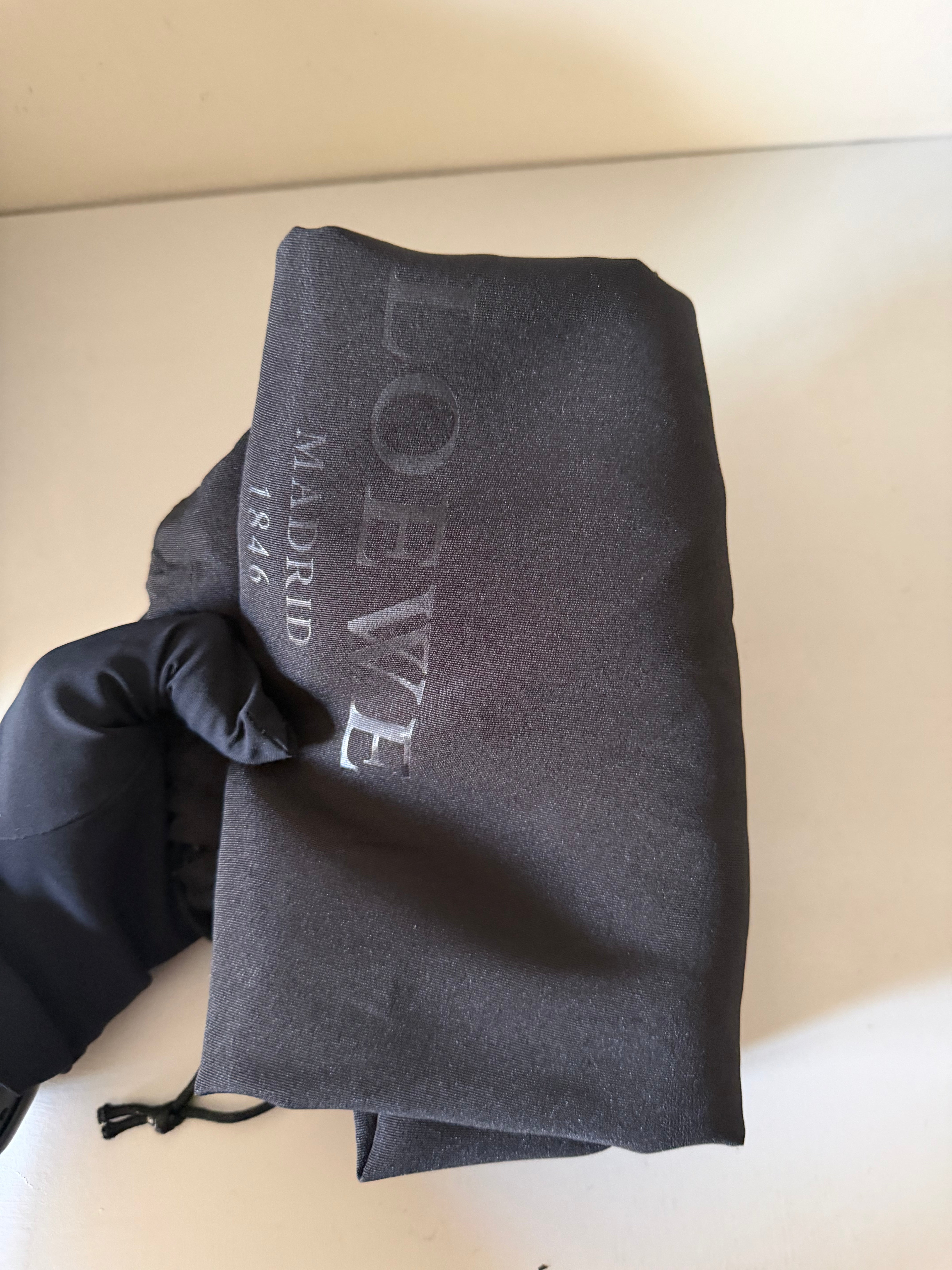 Borsa Loewe Aire con Logo Anagram in Rilievo