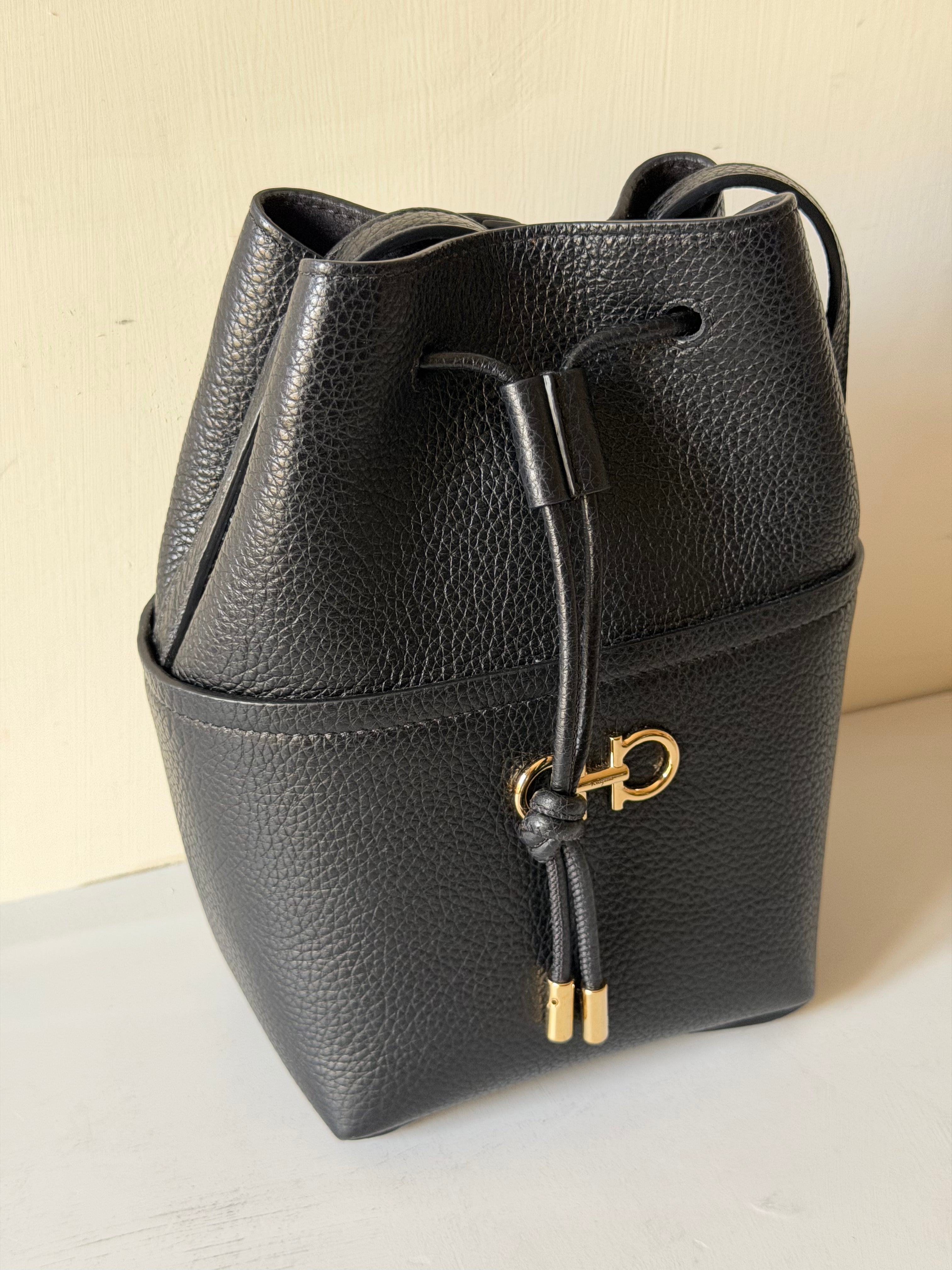 Ferragamo Gancini Leather Bucket Bag in Pelle Martellata Nera