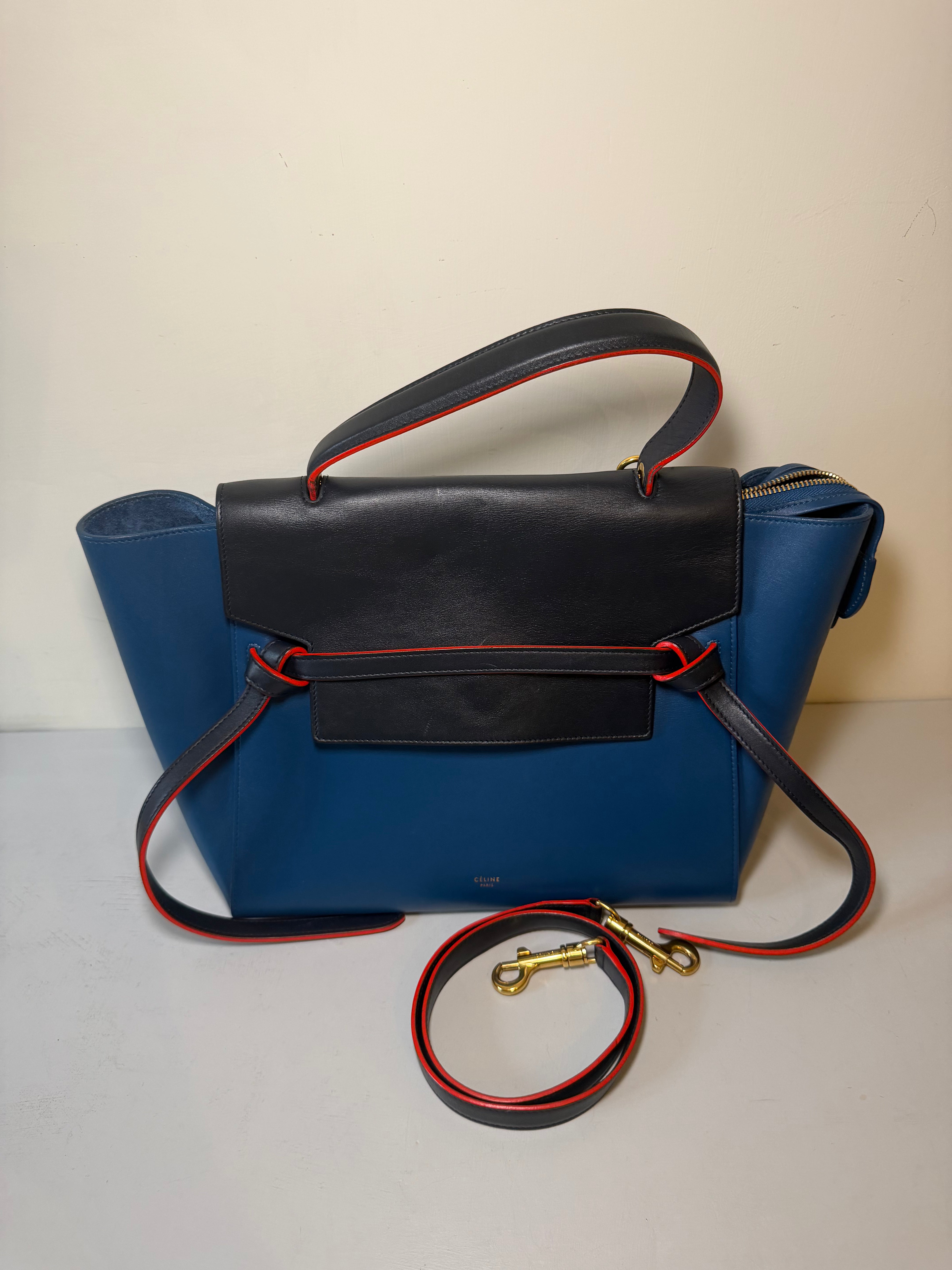 Borsa Céline Belt in Pelle Blu con Dettagli Neri e Profili Rossi