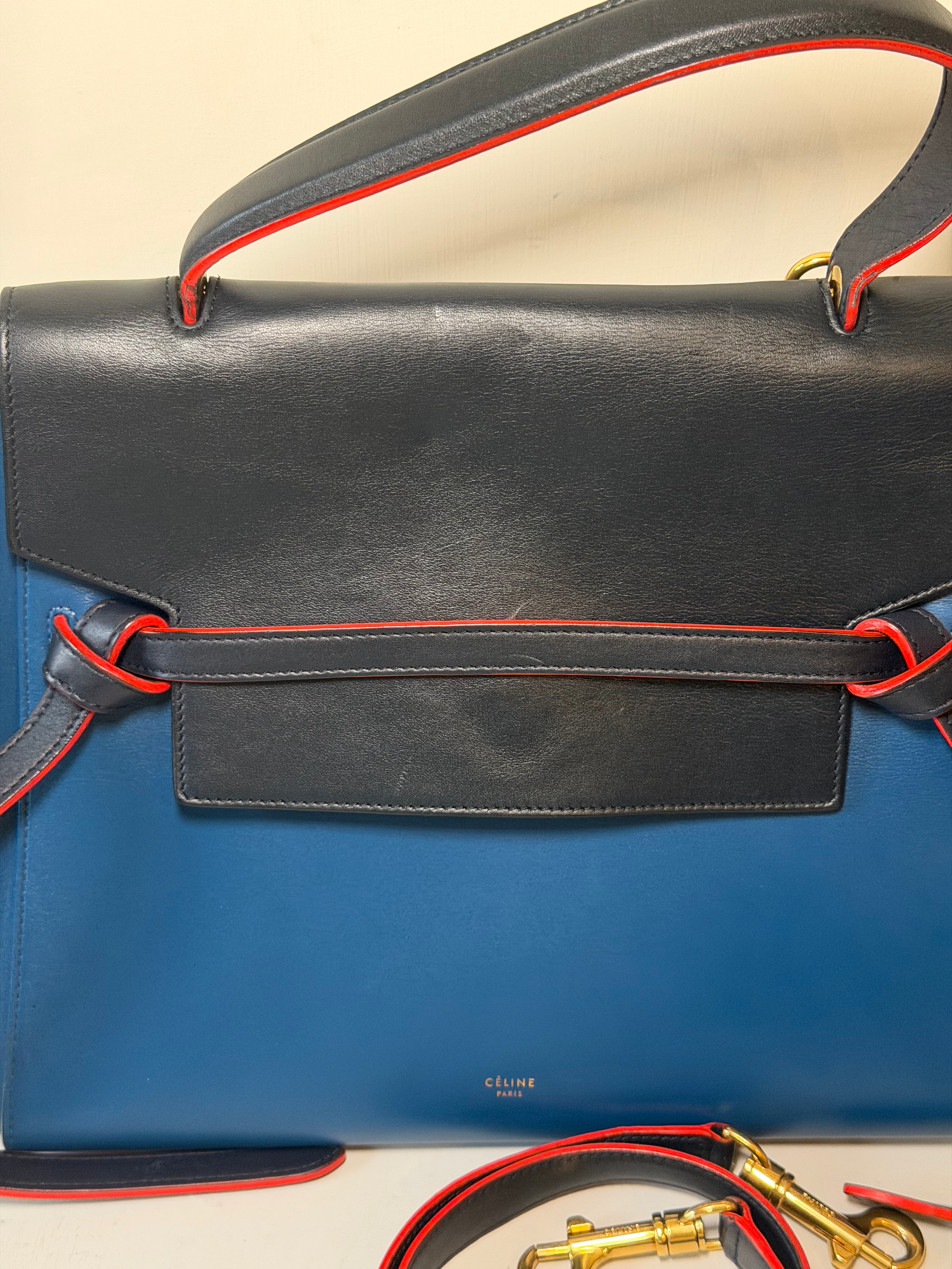 Borsa Céline Belt in Pelle Blu con Dettagli Neri e Profili Rossi