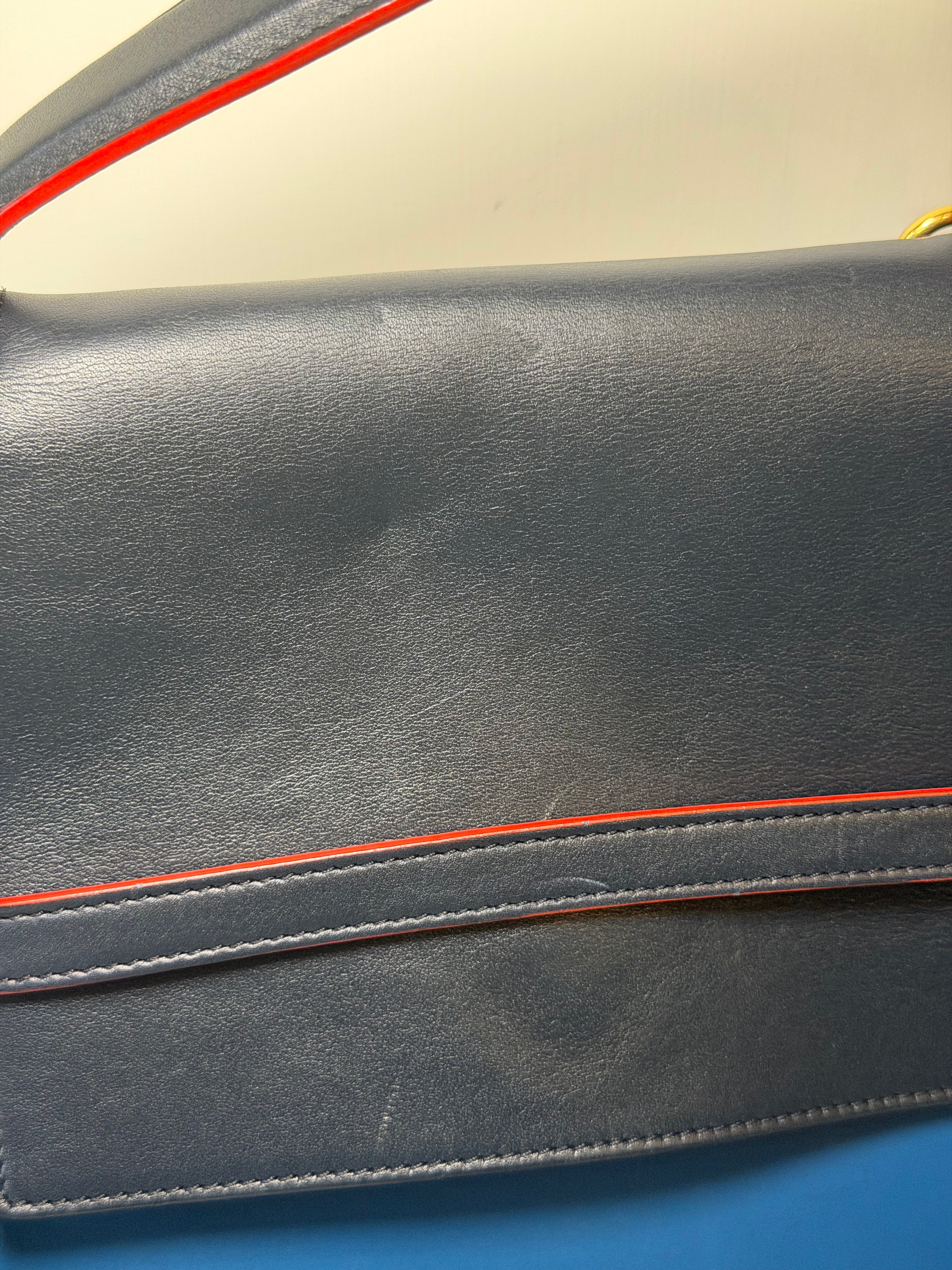 Borsa Céline Belt in Pelle Blu con Dettagli Neri e Profili Rossi