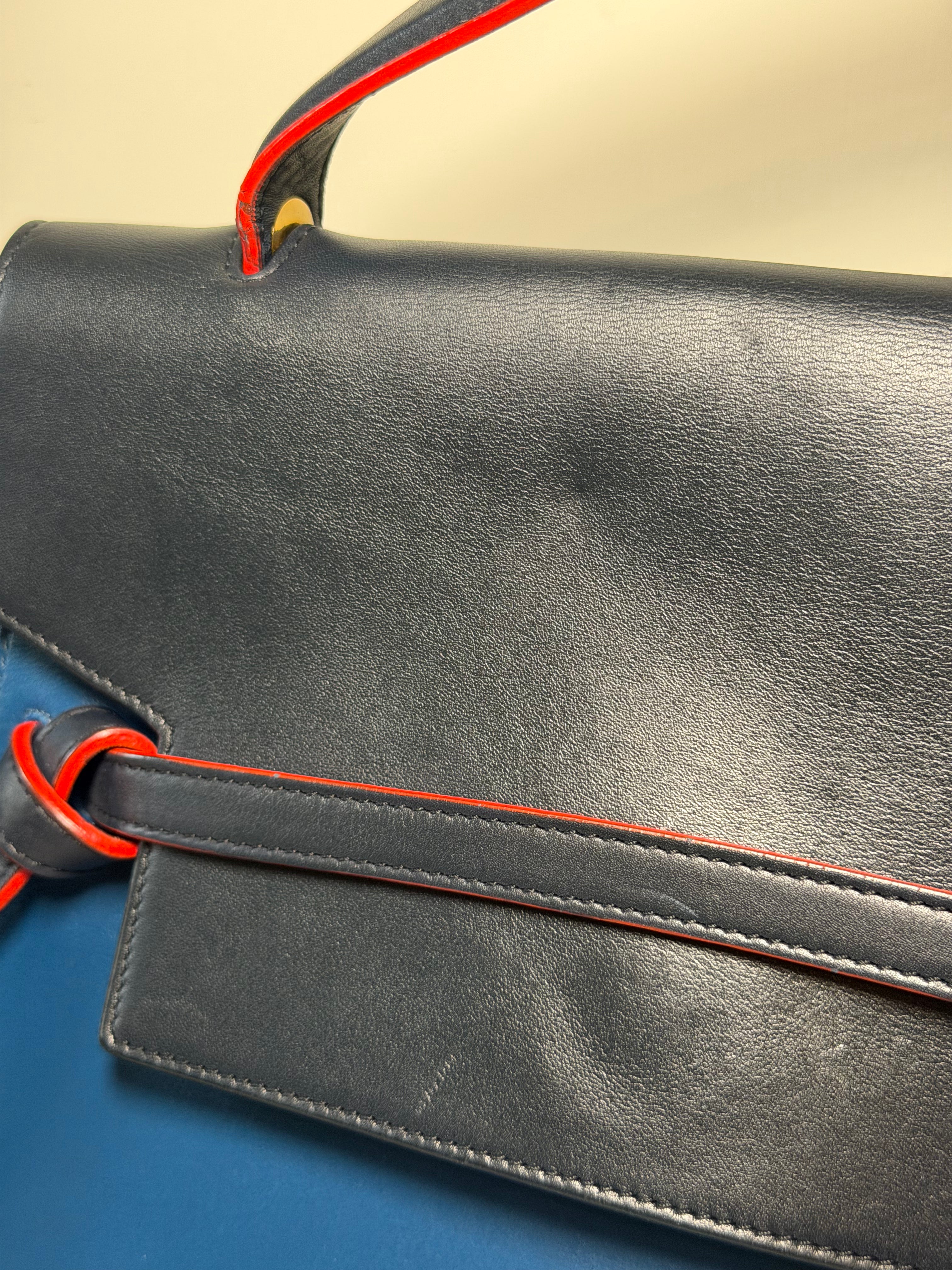 Borsa Céline Belt in Pelle Blu con Dettagli Neri e Profili Rossi