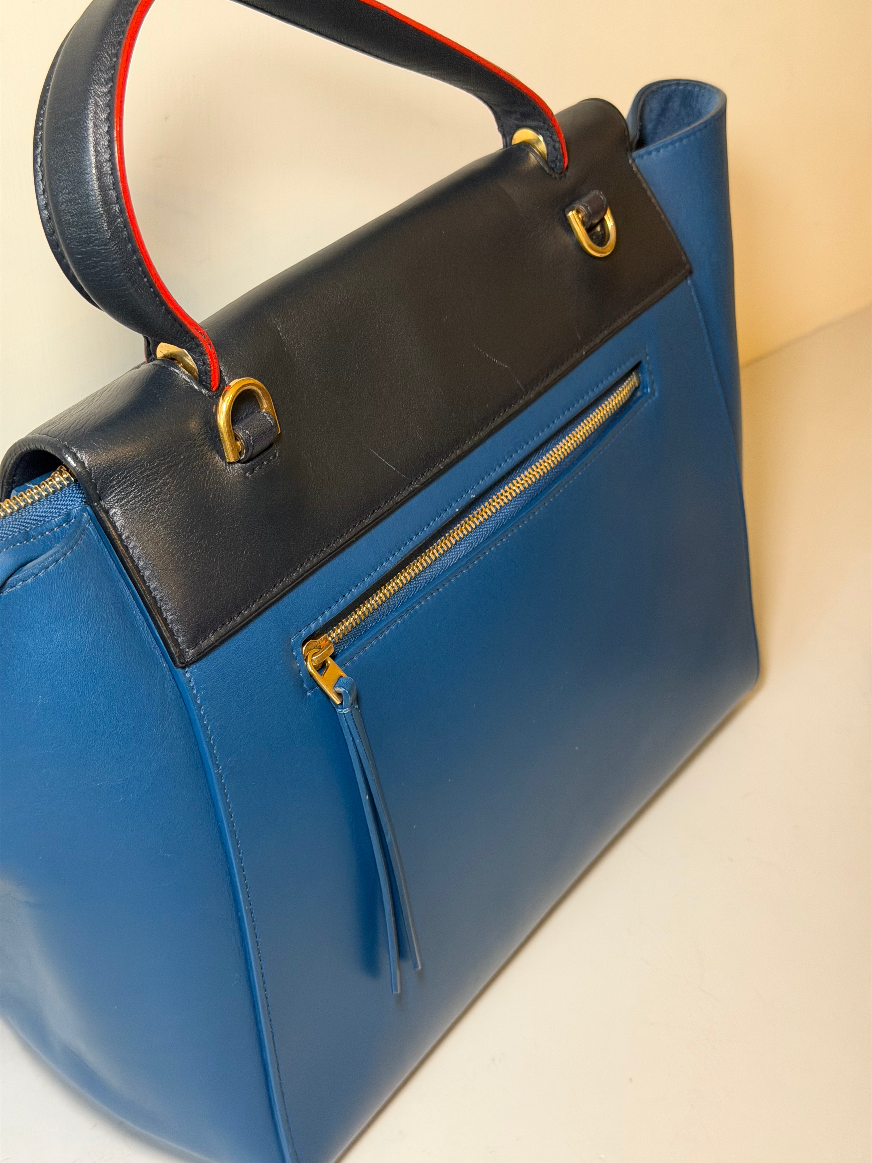 Borsa Céline Belt in Pelle Blu con Dettagli Neri e Profili Rossi