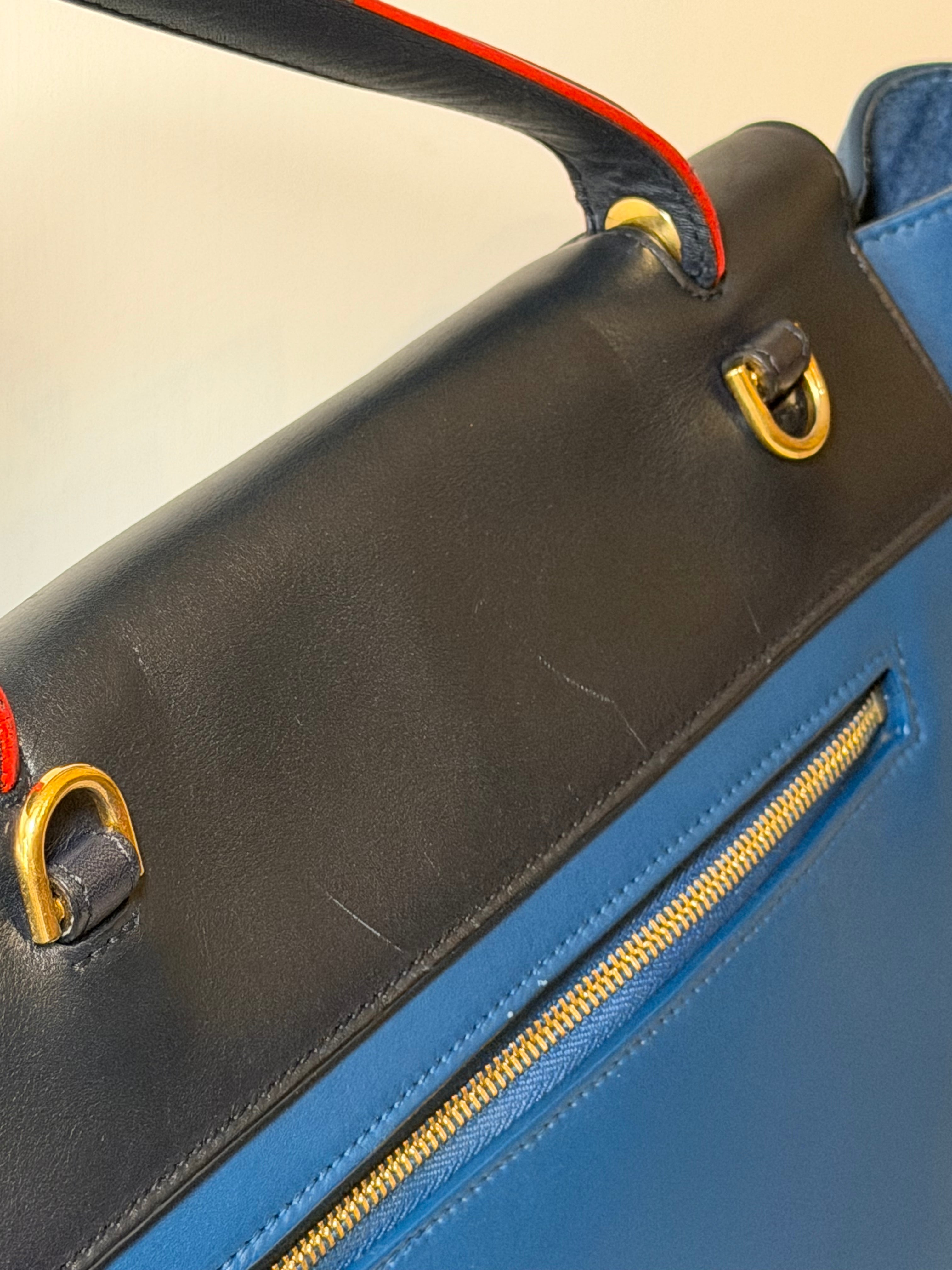Borsa Céline Belt in Pelle Blu con Dettagli Neri e Profili Rossi