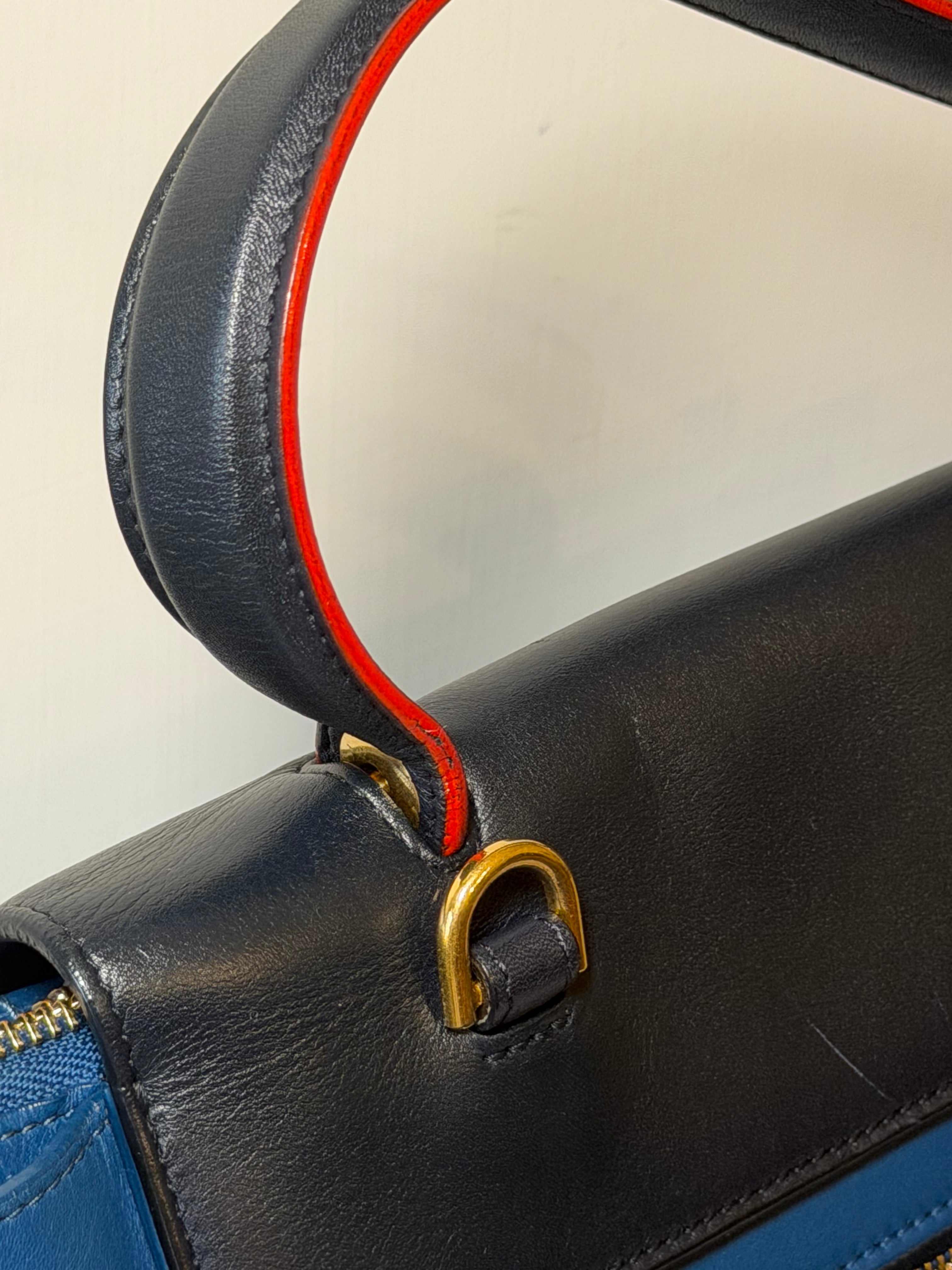 Borsa Céline Belt in Pelle Blu con Dettagli Neri e Profili Rossi
