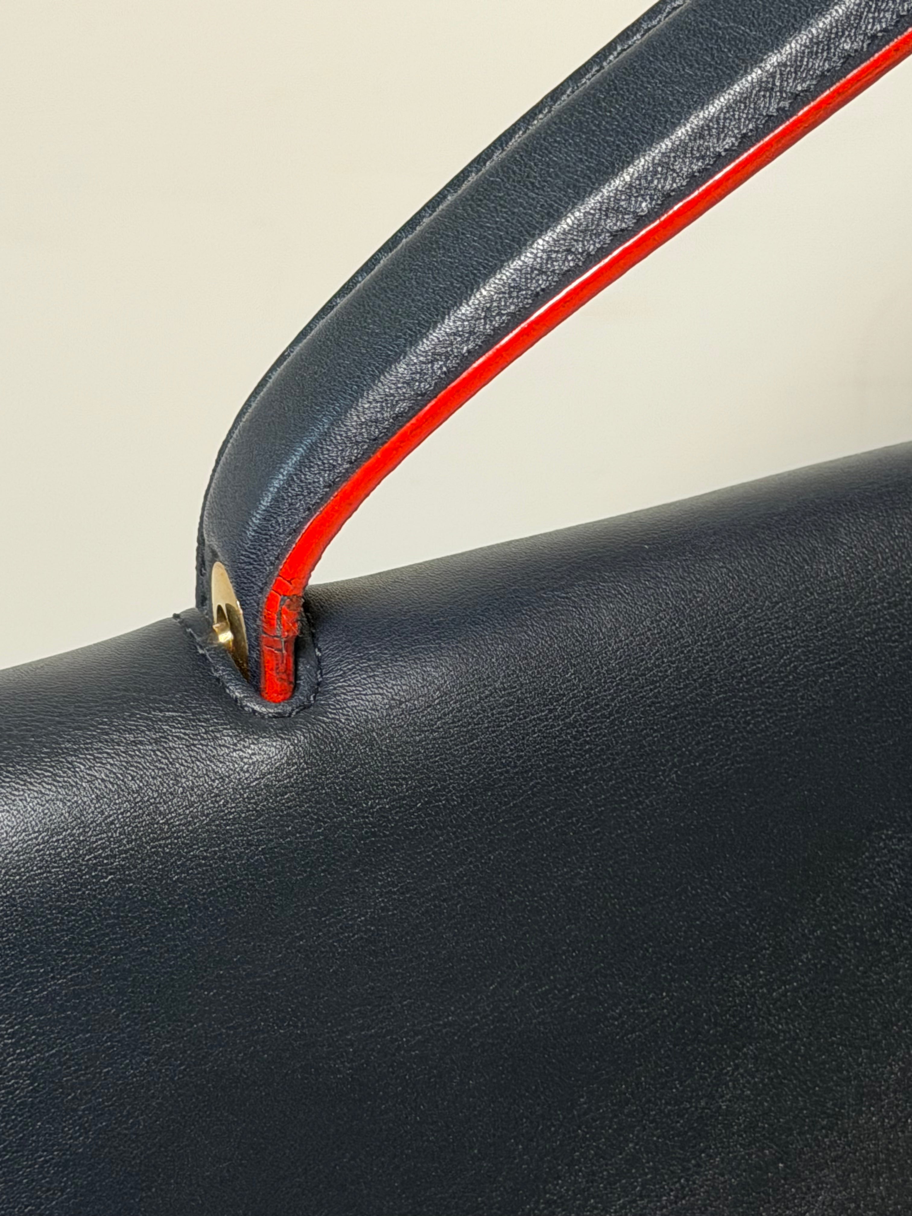 Borsa Céline Belt in Pelle Blu con Dettagli Neri e Profili Rossi