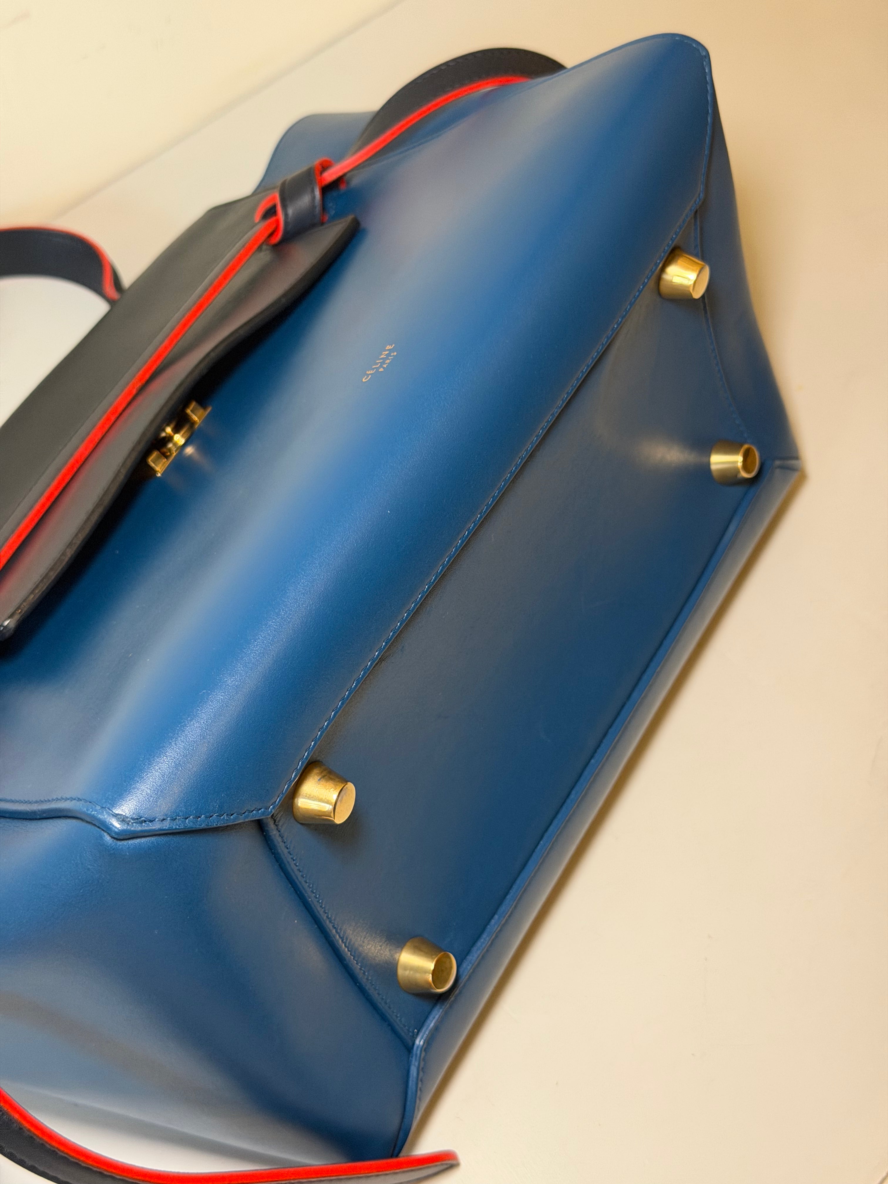 Borsa Céline Belt in Pelle Blu con Dettagli Neri e Profili Rossi