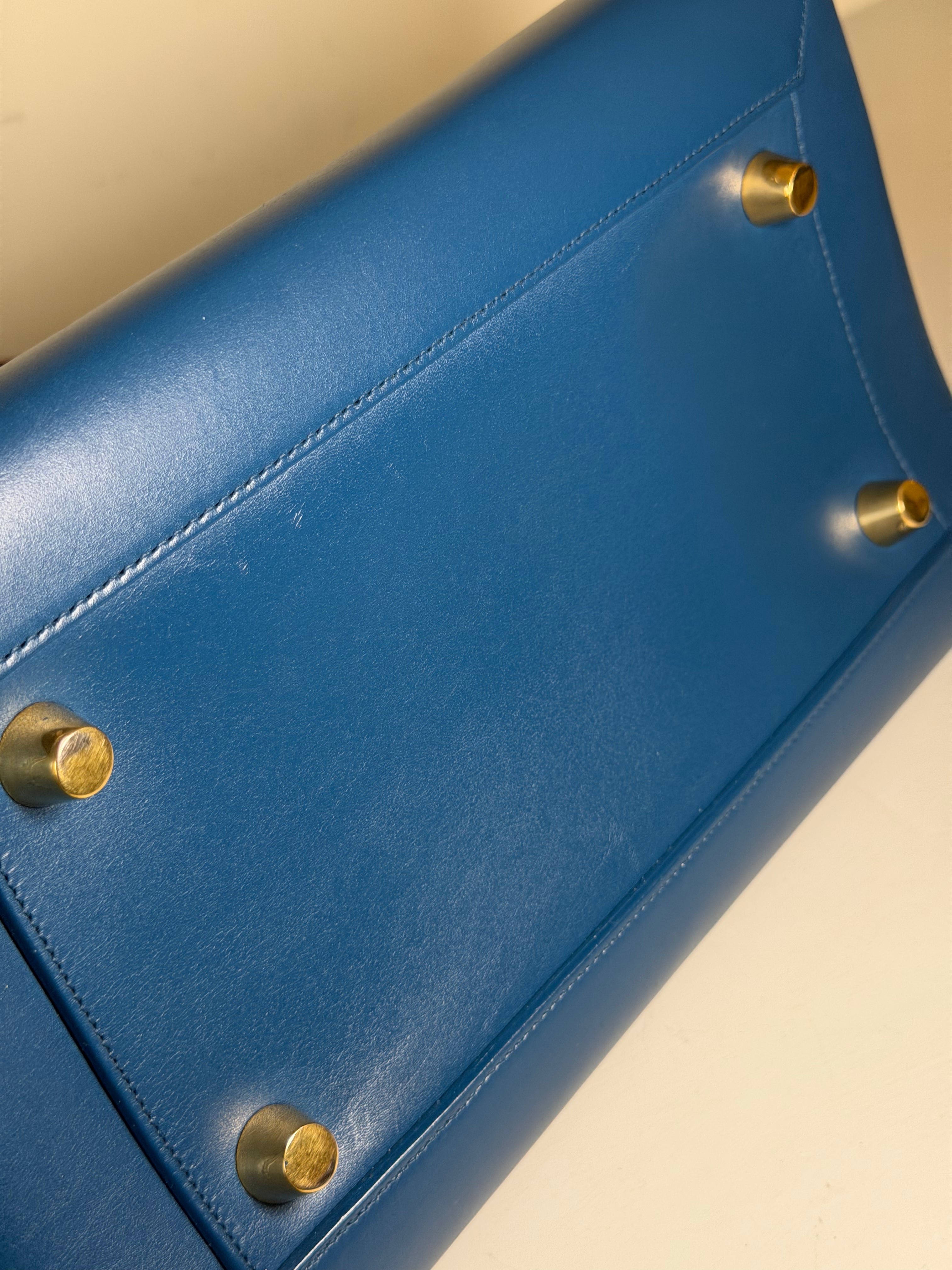 Borsa Céline Belt in Pelle Blu con Dettagli Neri e Profili Rossi