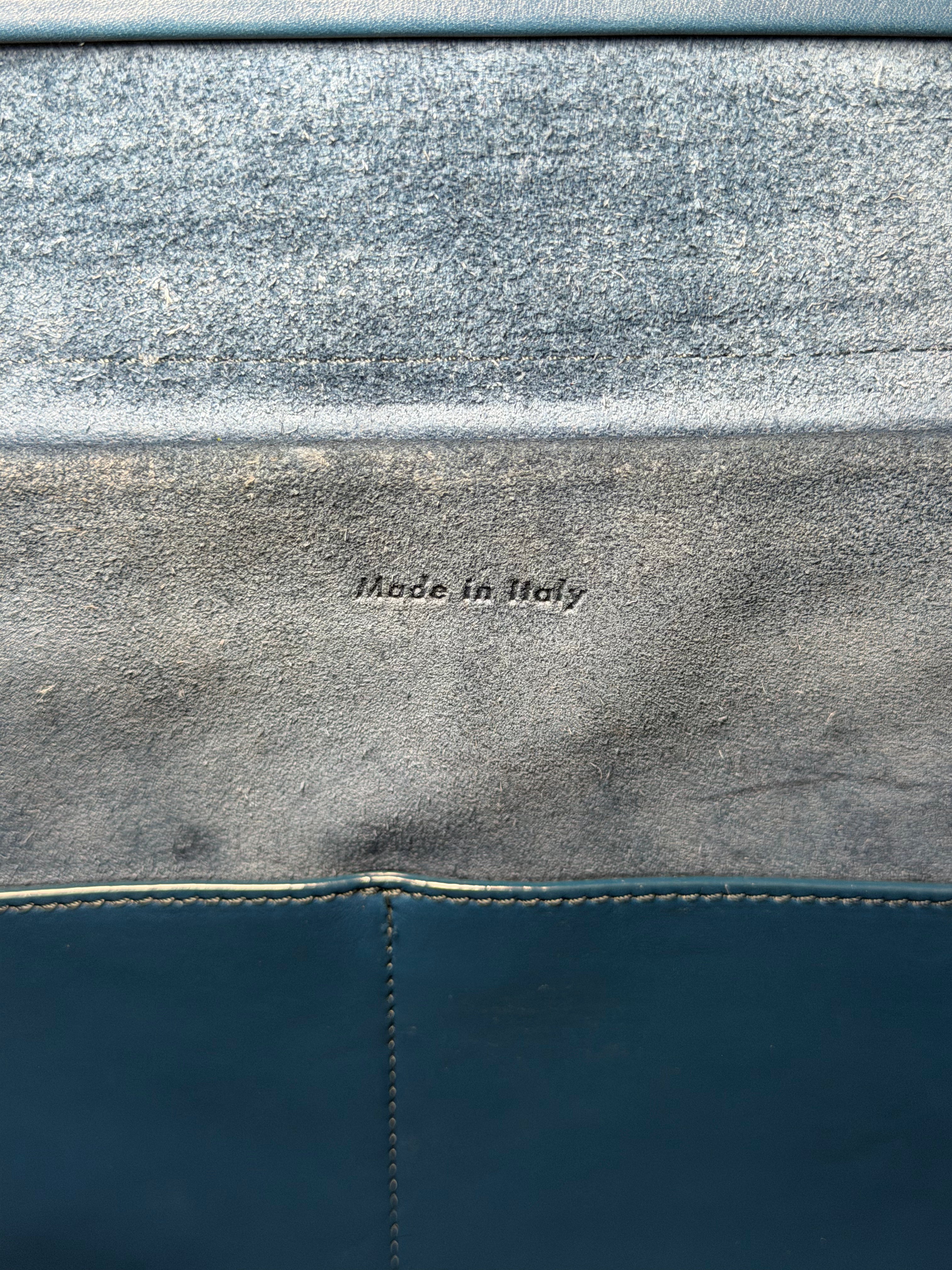 Borsa Céline Belt in Pelle Blu con Dettagli Neri e Profili Rossi