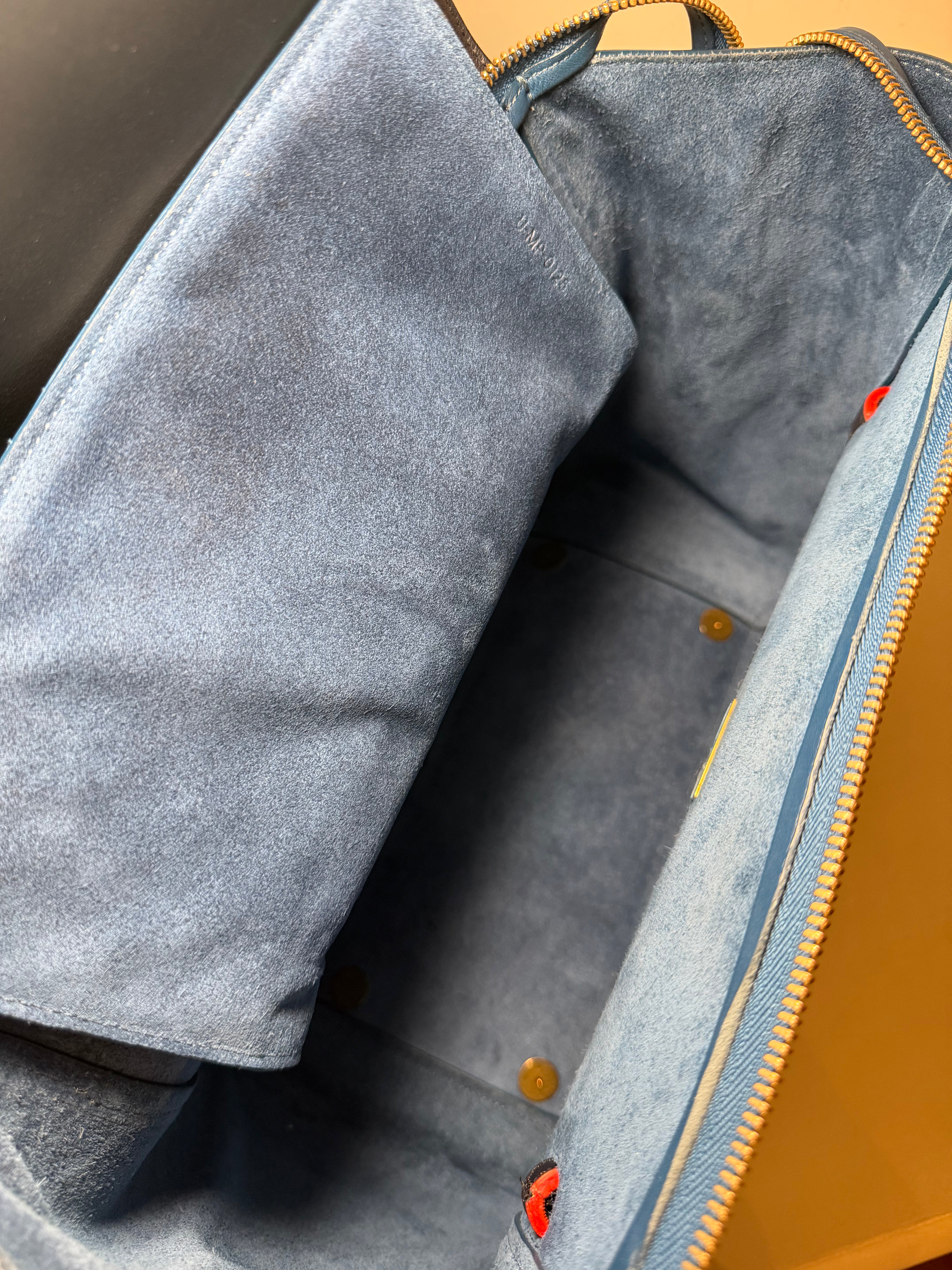 Borsa Céline Belt in Pelle Blu con Dettagli Neri e Profili Rossi
