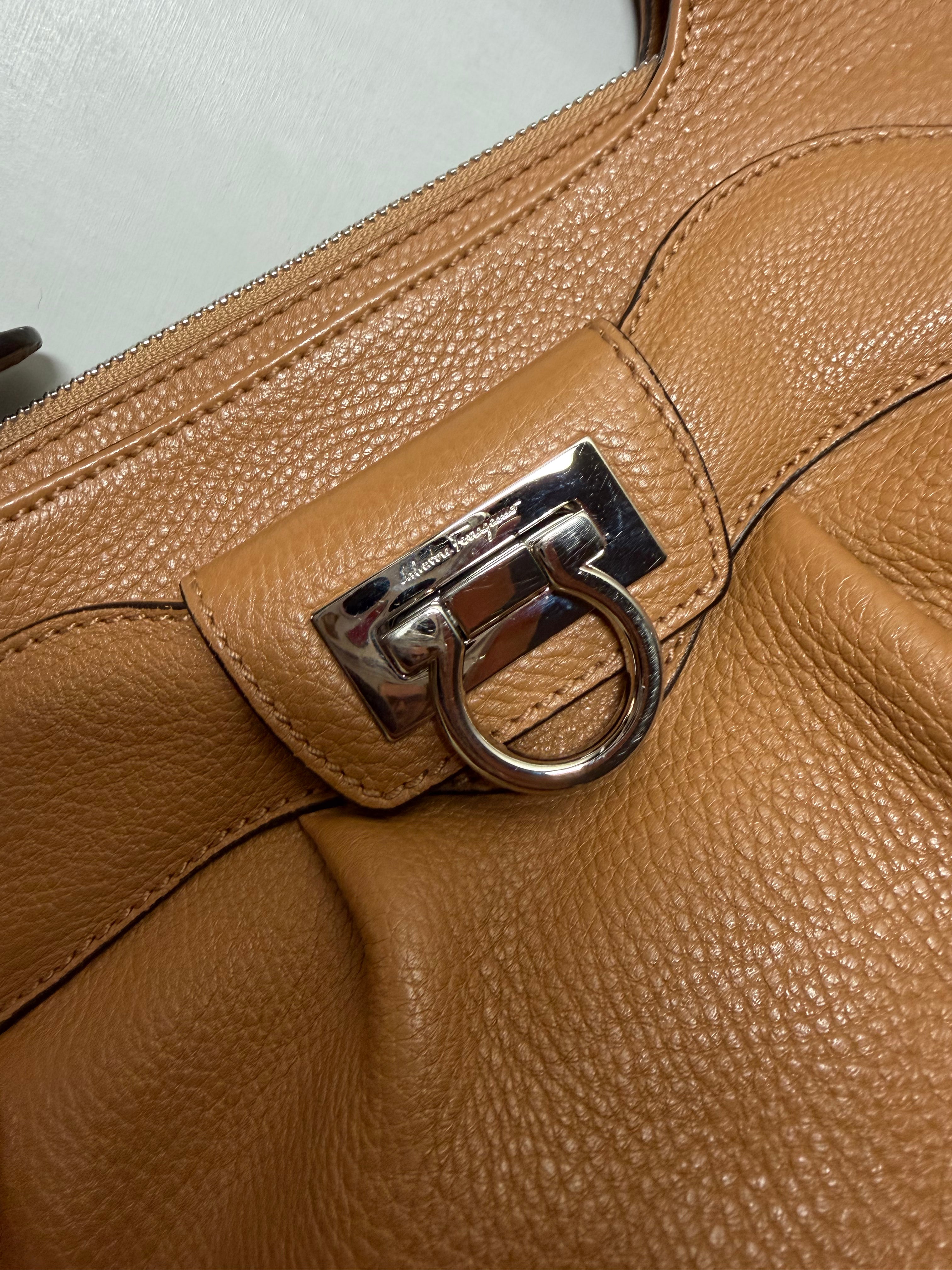 Borsa Salvatore Ferragamo Marisa con Iconica Chiusura Gancini