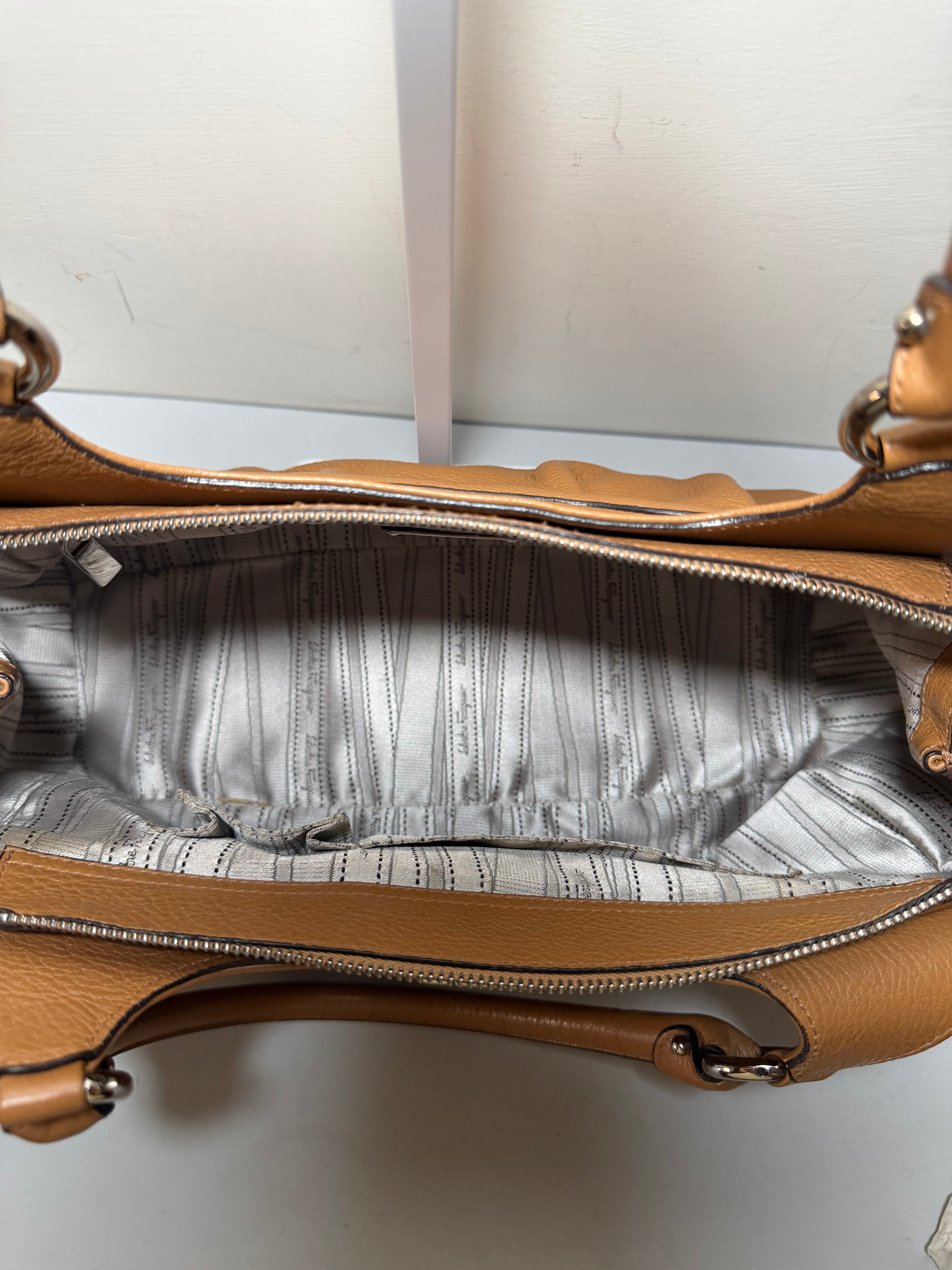 Borsa Salvatore Ferragamo Marisa con Iconica Chiusura Gancini
