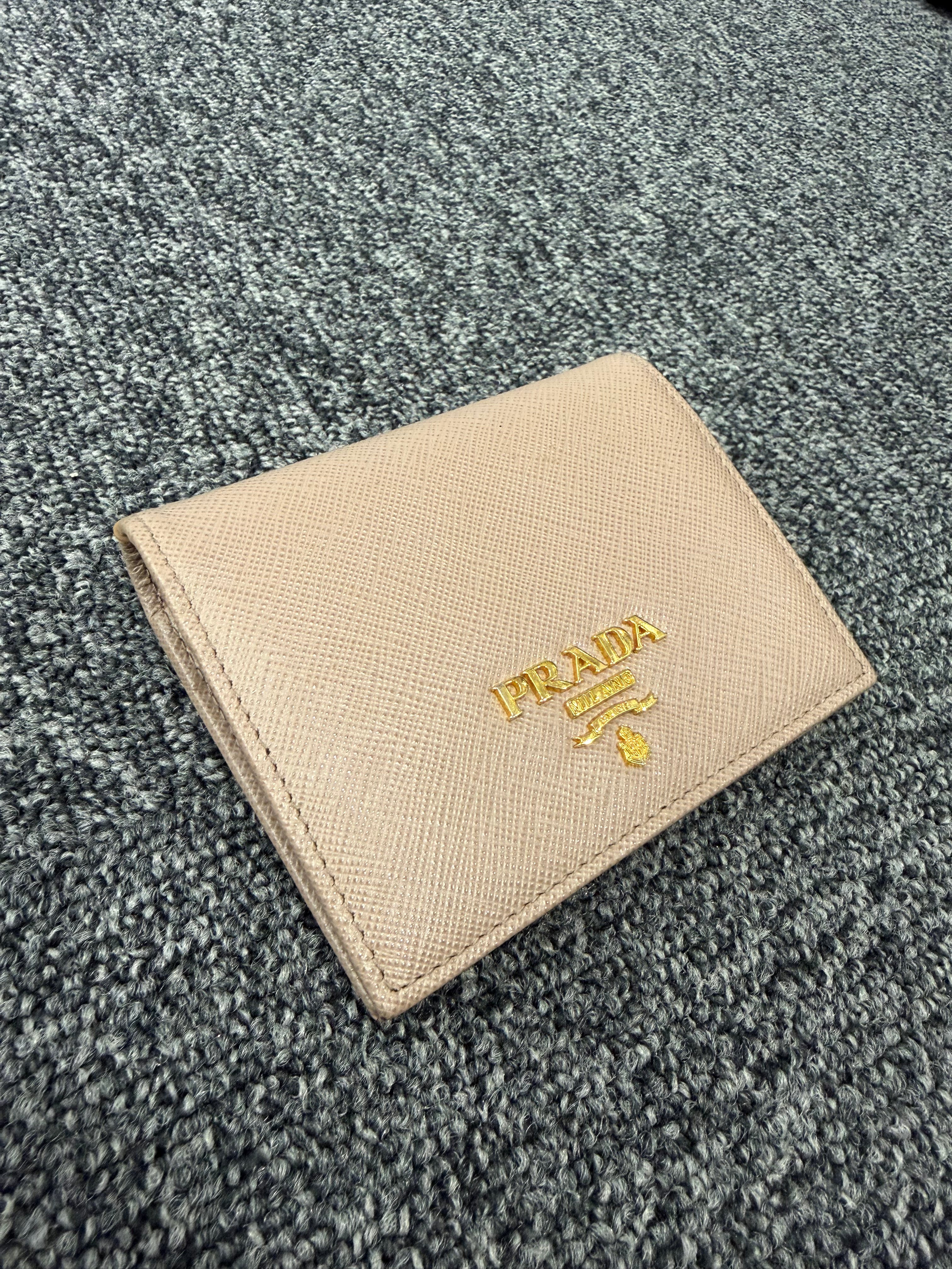 Portafoglio Compatto Prada in Pelle Saffiano Rosa