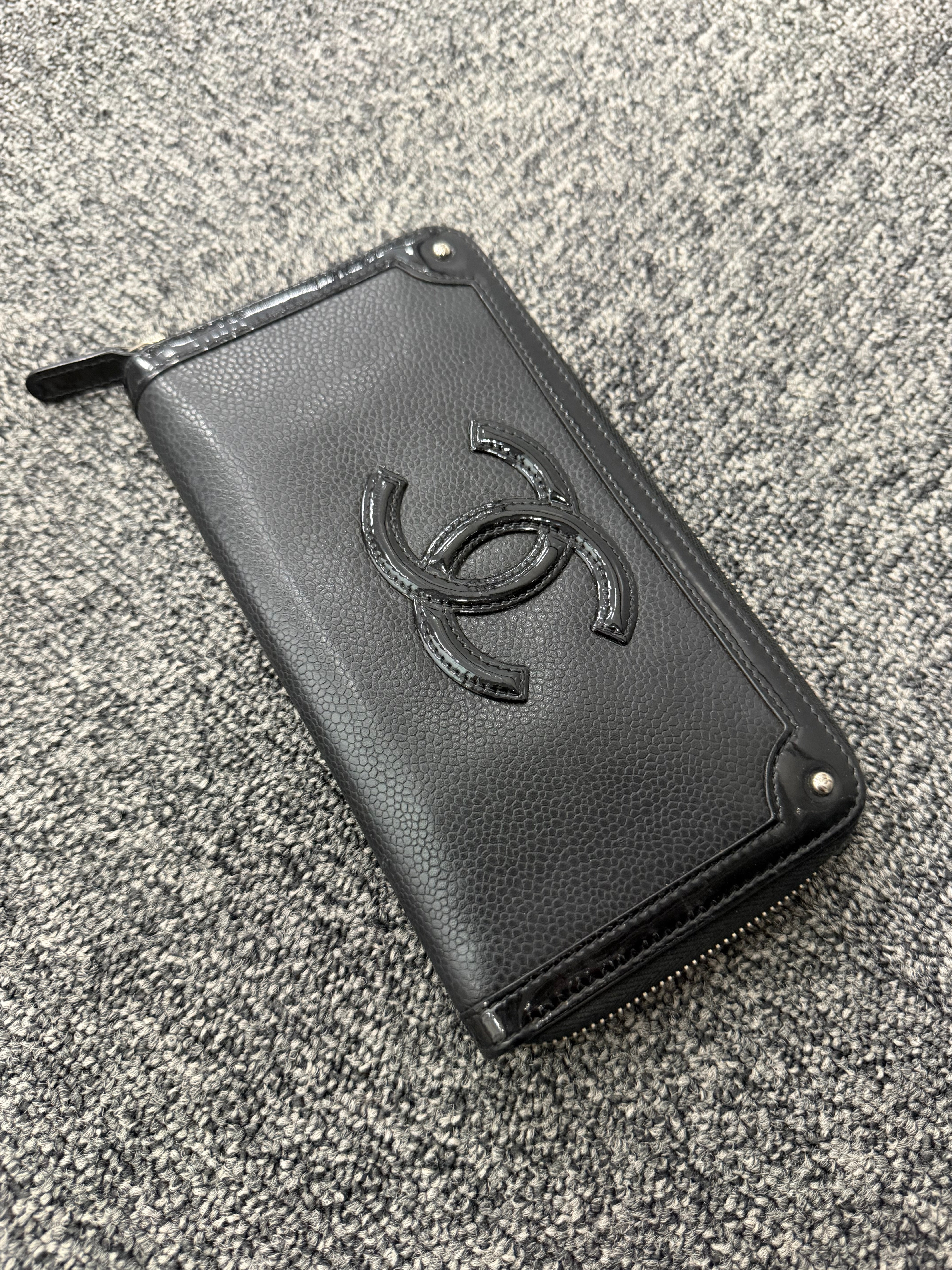 Portafoglio con Cerniera Chanel in Pelle Nera Martellata