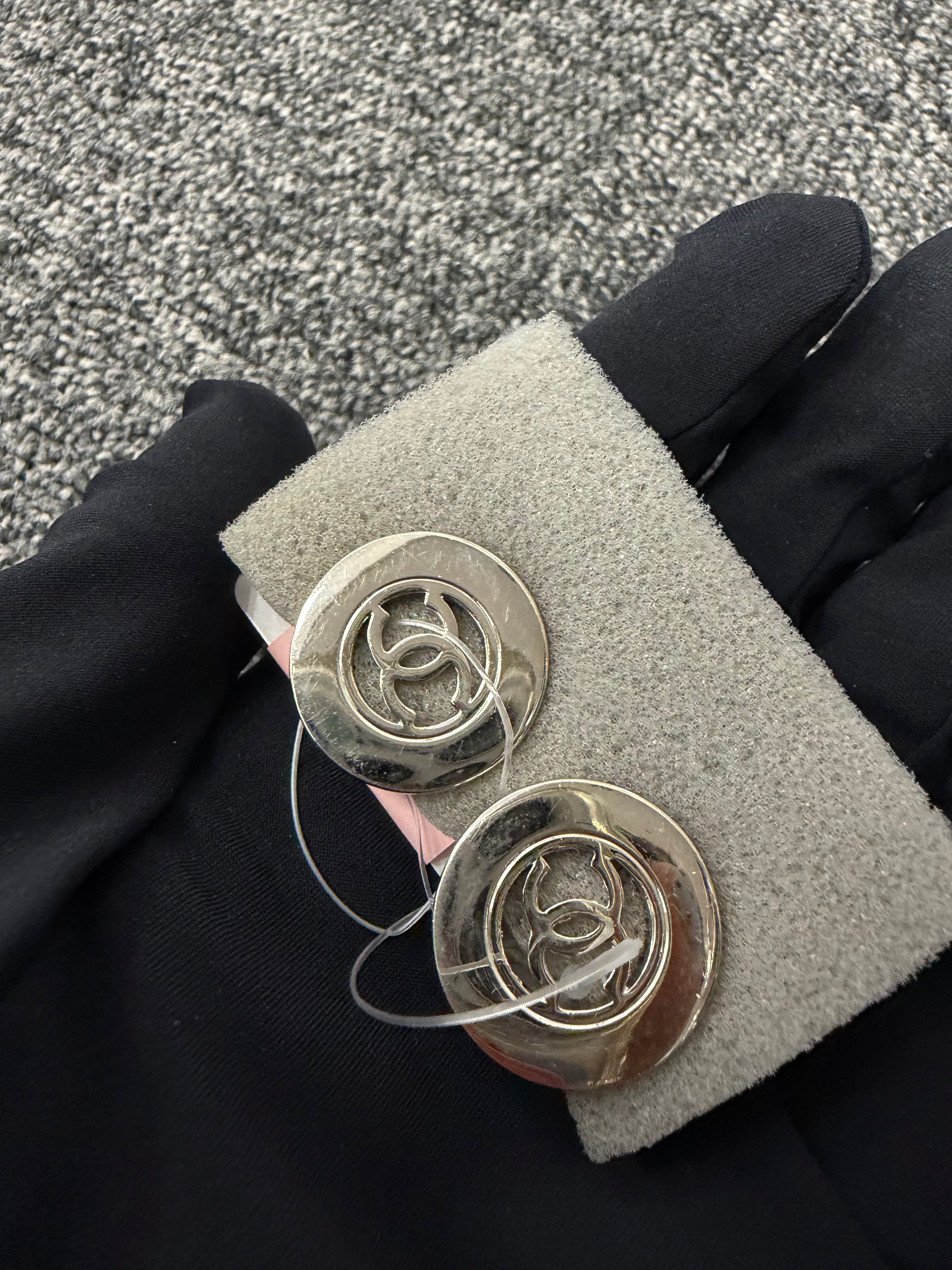Orecchini Rotondi Chanel con Finitura Argentata
